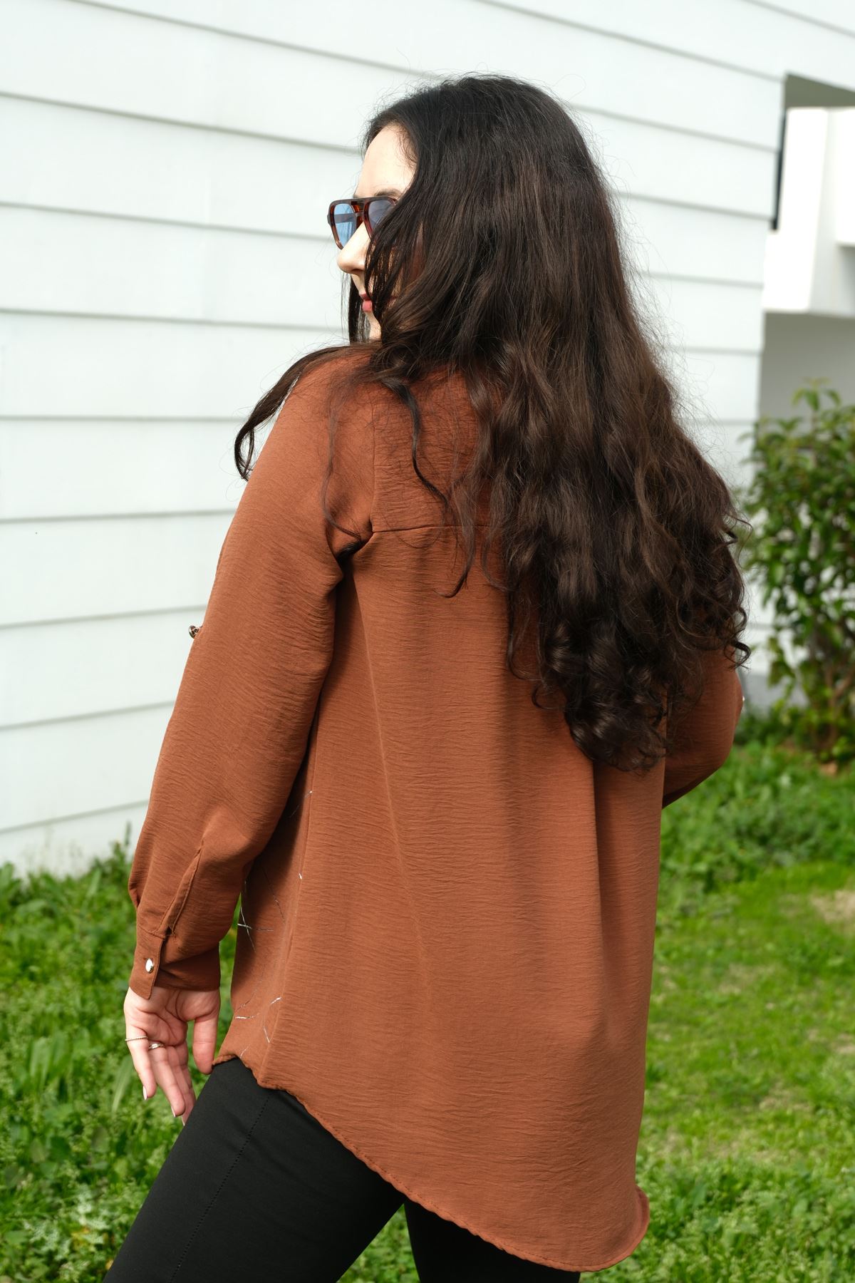 RENKTE BÜYÜK BEDEN CEPLİ VARAK DETAY DÜĞMELİ TABA GÖMLEK