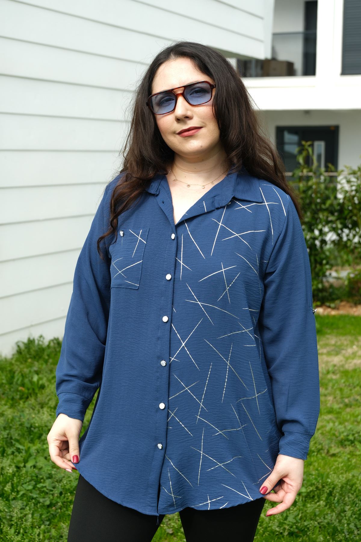 RENKTE BÜYÜK BEDEN CEPLİ VARAK DETAY DÜĞMELİ İNDİGO GÖMLEK