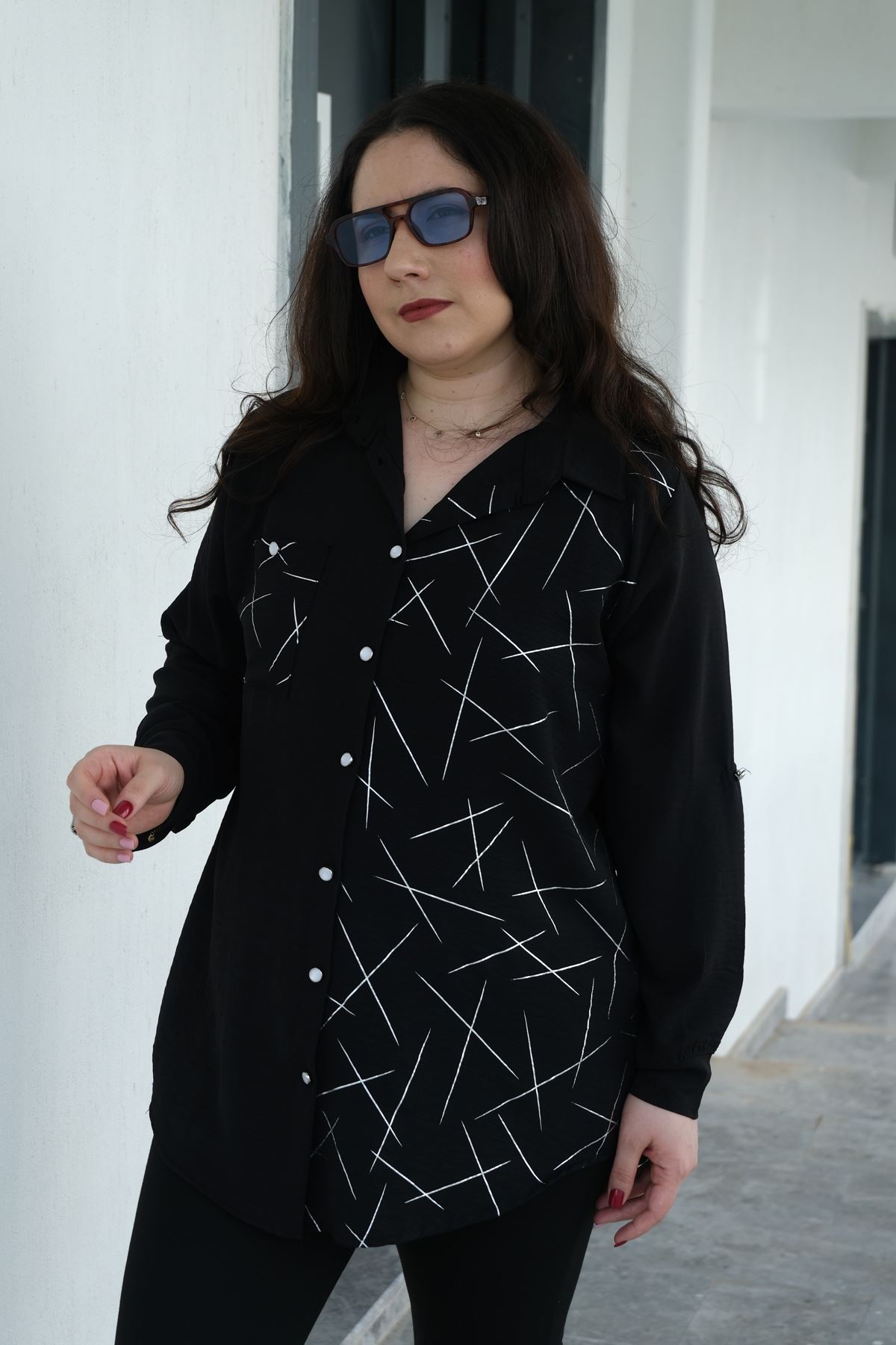 RENKTE BÜYÜK BEDEN CEPLİ VARAK DETAY DÜĞMELİ SİYAH GÖMLEK