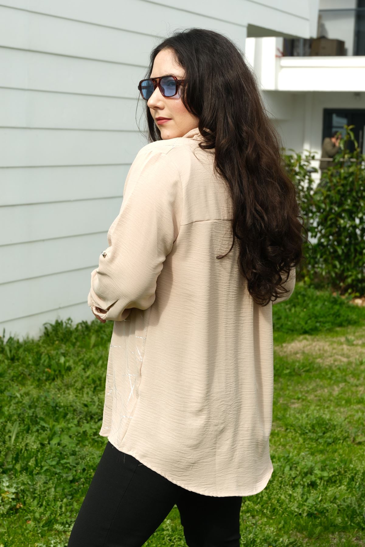 RENKTE BÜYÜK BEDEN CEPLİ VARAK DETAY DÜĞMELİ KREM GÖMLEK