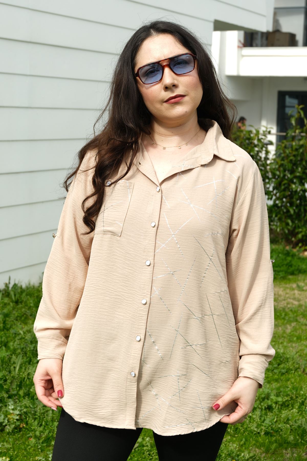 RENKTE BÜYÜK BEDEN CEPLİ VARAK DETAY DÜĞMELİ KREM GÖMLEK