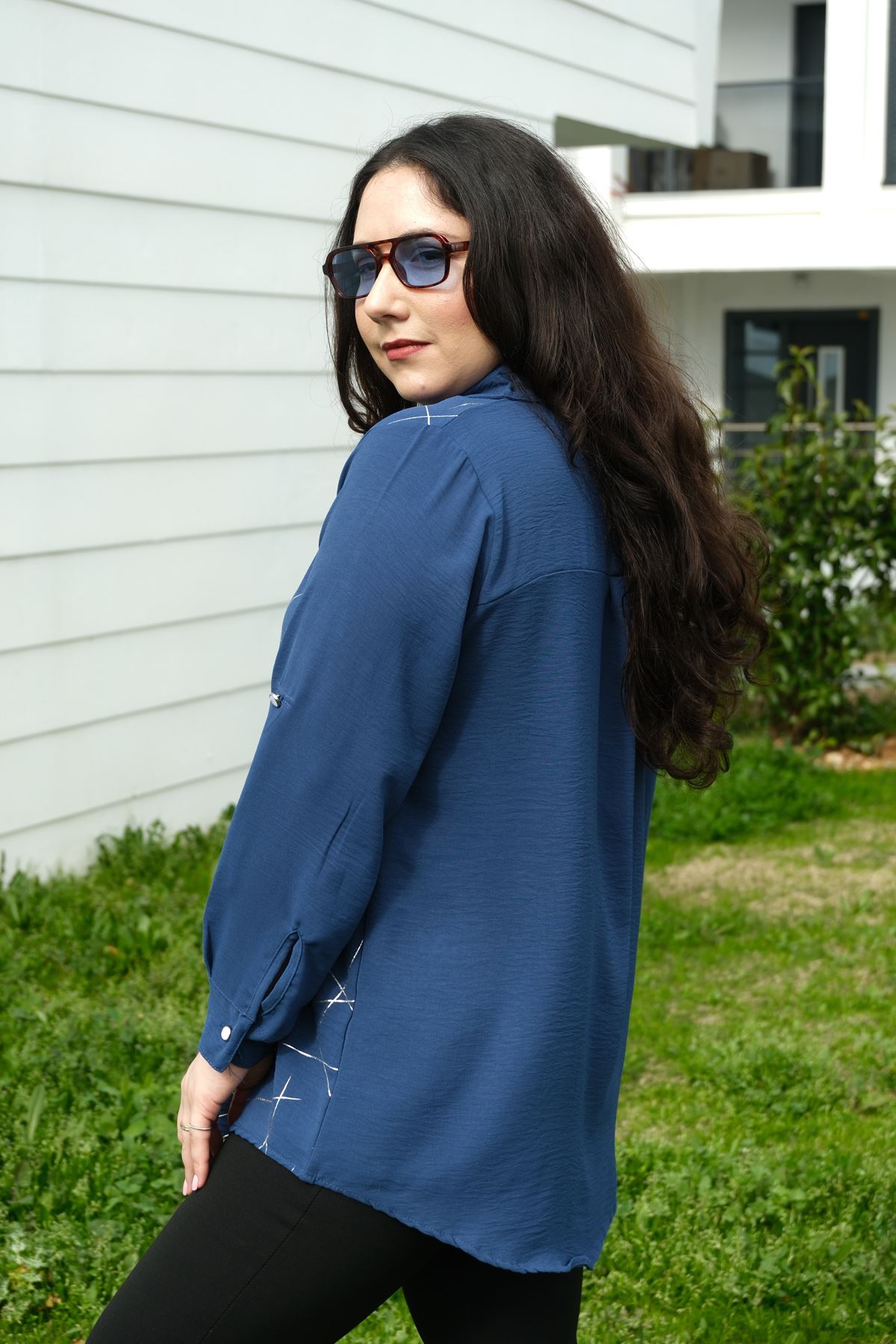 RENKTE BÜYÜK BEDEN CEPLİ VARAK DETAY DÜĞMELİ İNDİGO GÖMLEK