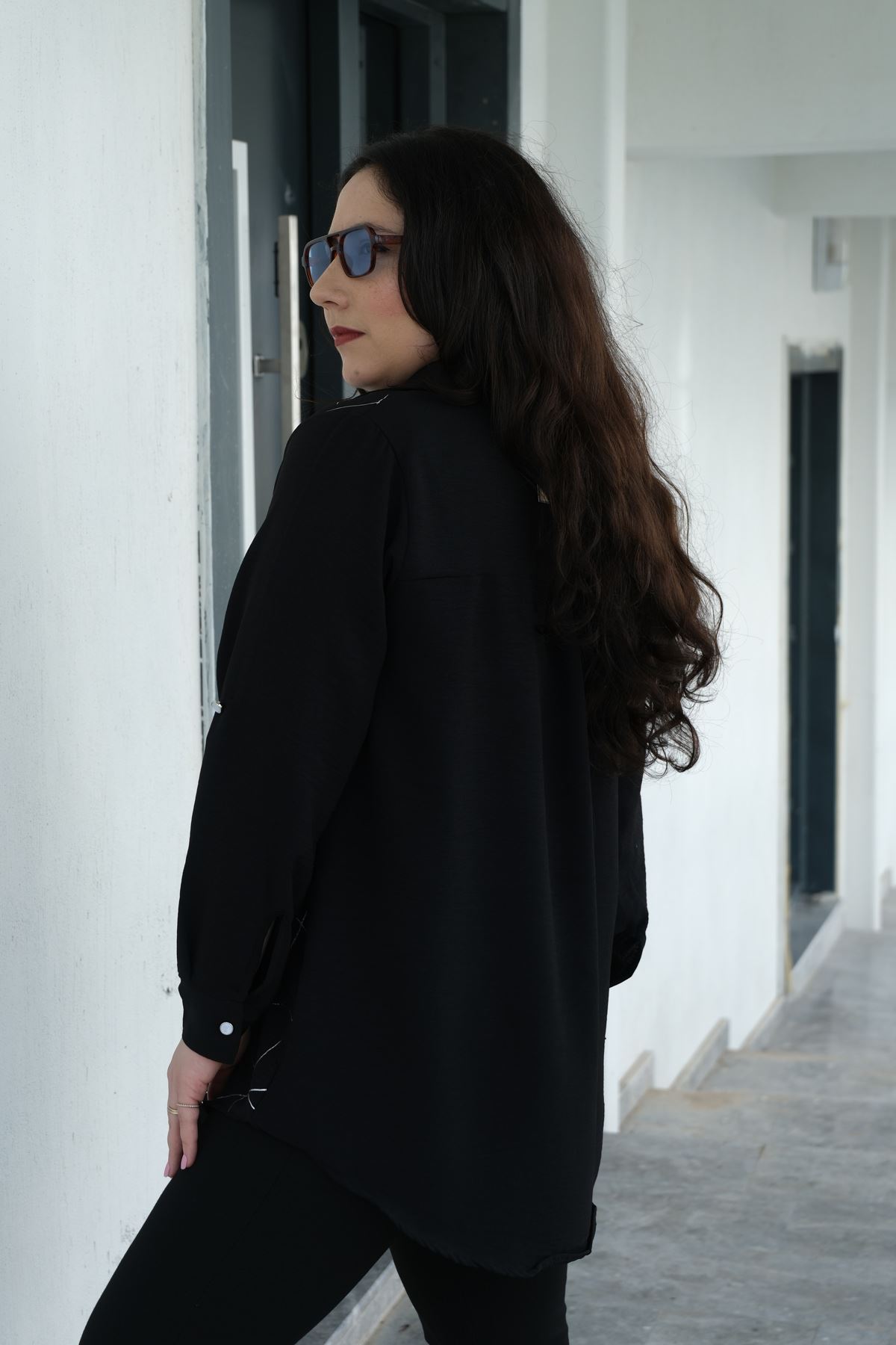 RENKTE BÜYÜK BEDEN CEPLİ VARAK DETAY DÜĞMELİ SİYAH GÖMLEK