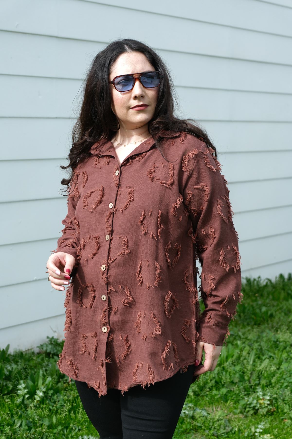 RENKTE BÜYÜK BEDEN DOKULU DÜĞMELİ KAHVERENGİ GÖMLEK