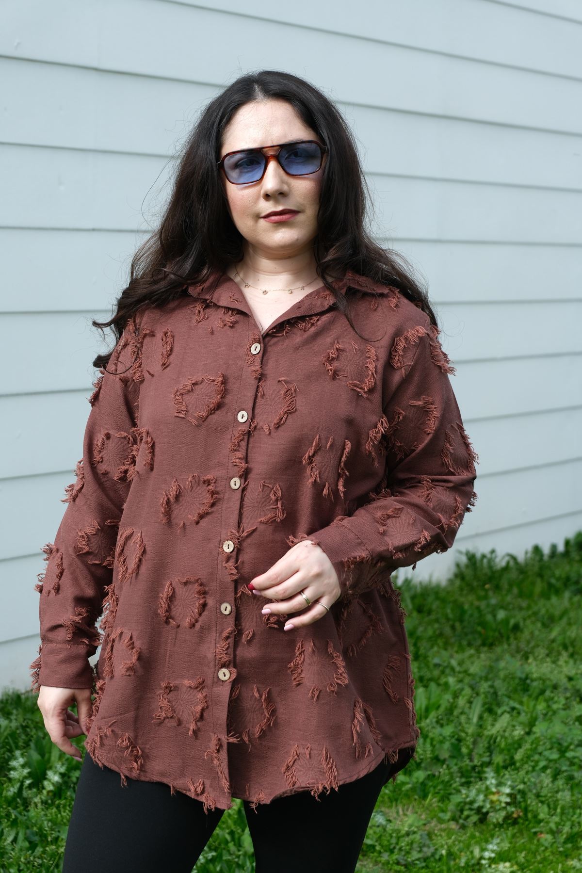 RENKTE BÜYÜK BEDEN DOKULU DÜĞMELİ KAHVERENGİ GÖMLEK