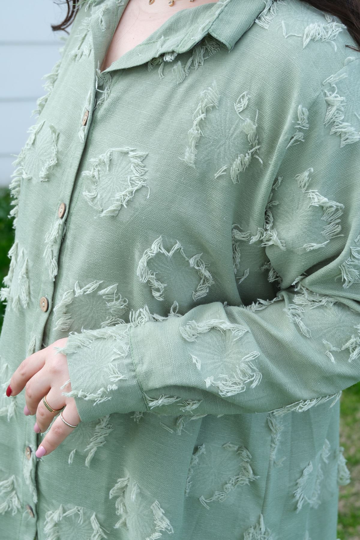 RENKTE BÜYÜK BEDEN DOKULU DÜĞMELİ YEŞİL GÖMLEK