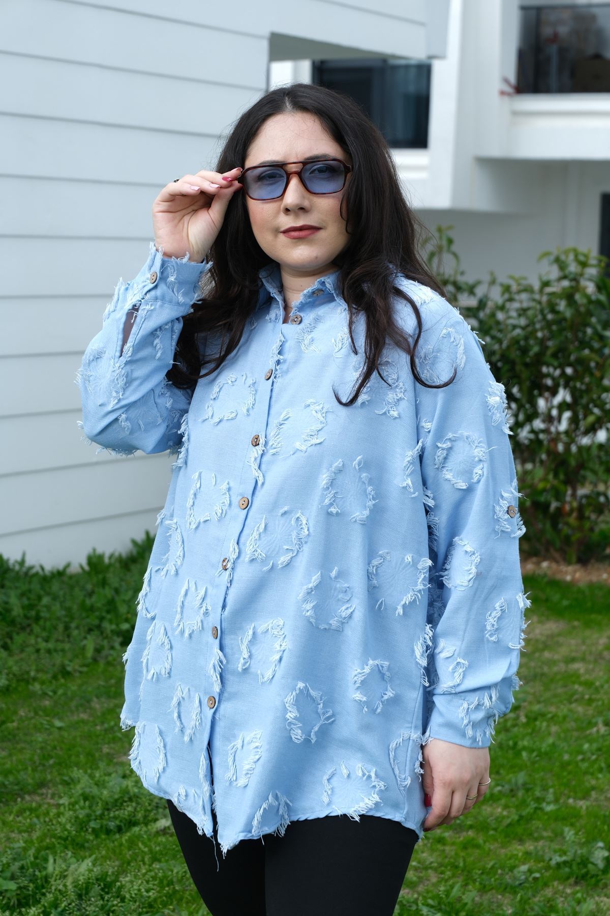 RENKTE BÜYÜK BEDEN DOKULU DÜĞMELİ MAVİ GÖMLEK