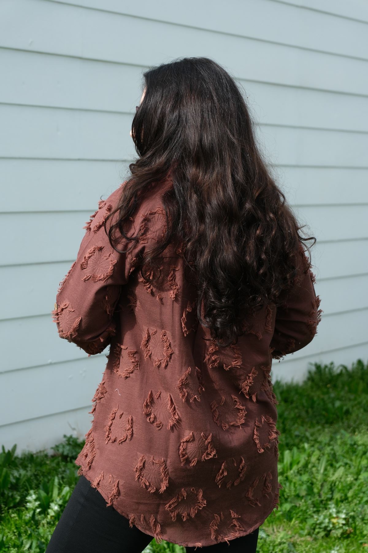 RENKTE BÜYÜK BEDEN DOKULU DÜĞMELİ KAHVERENGİ GÖMLEK