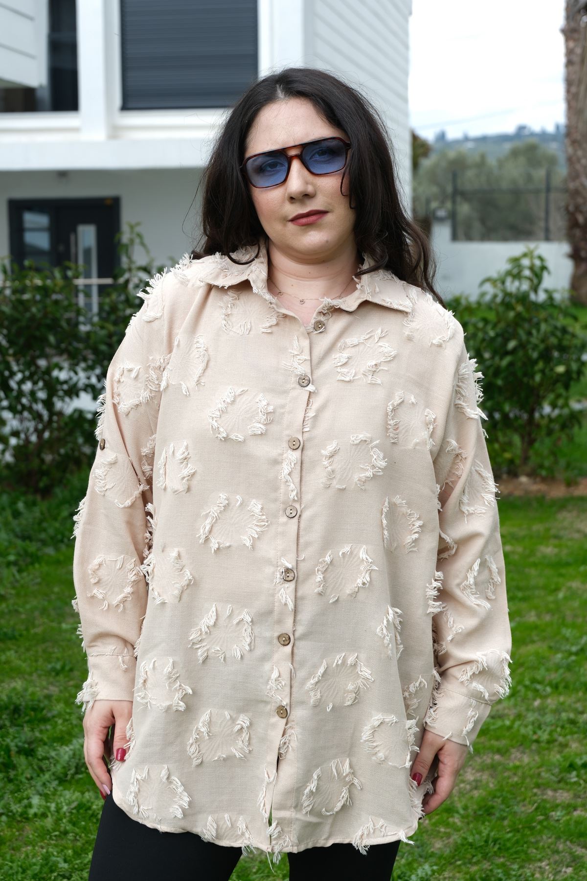 RENKTE BÜYÜK BEDEN DOKULU DÜĞMELİ KREM GÖMLEK