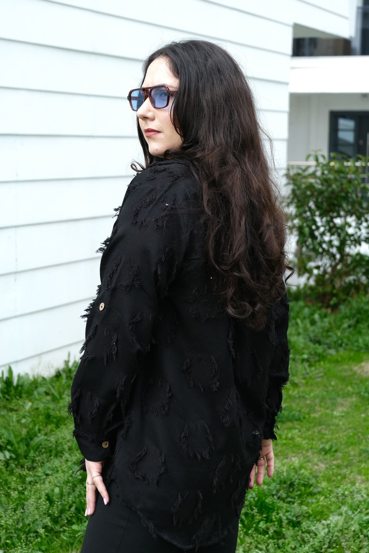 RENKTE BÜYÜK BEDEN DOKULU DÜĞMELİ SİYAH GÖMLEK