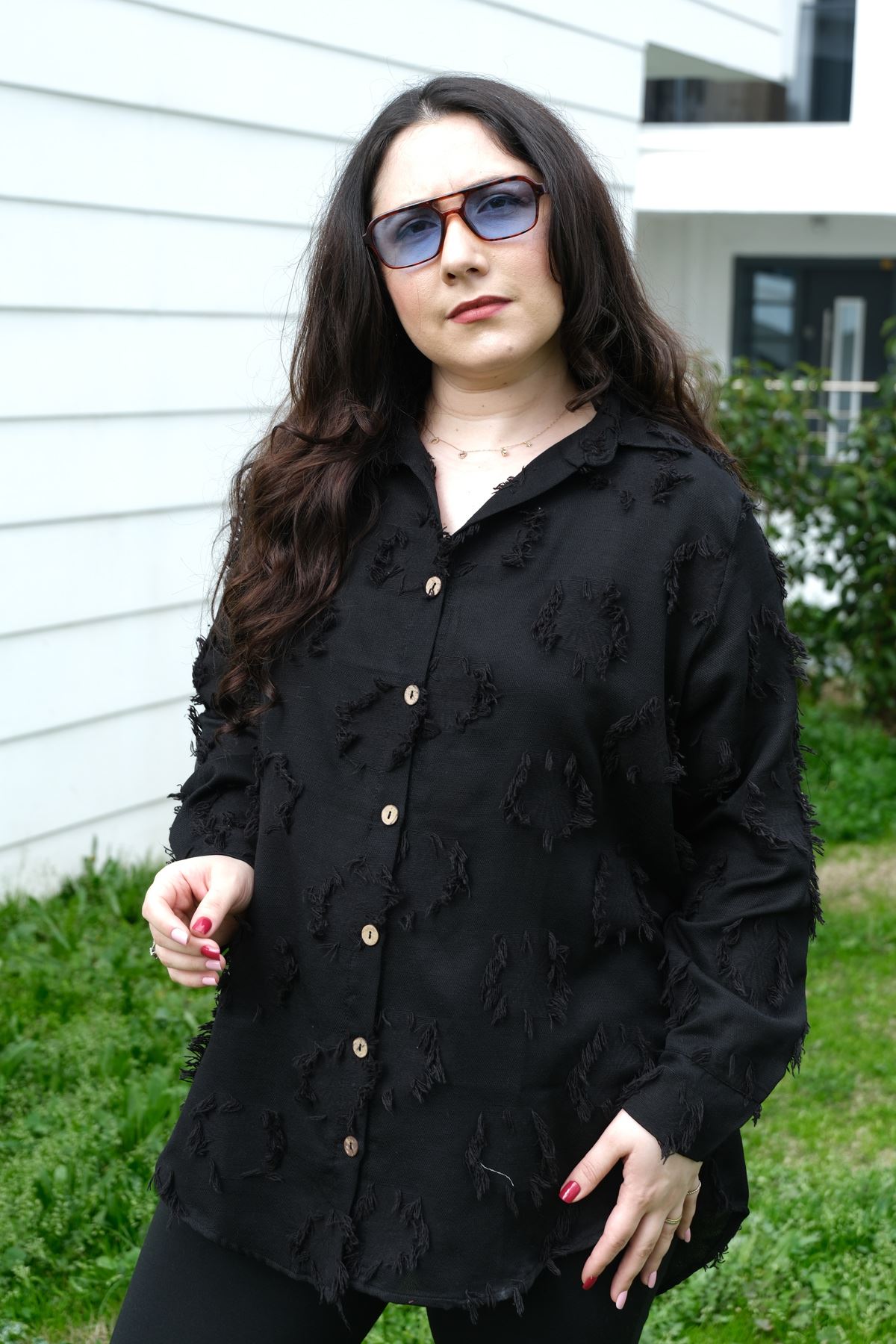 RENKTE BÜYÜK BEDEN DOKULU DÜĞMELİ SİYAH GÖMLEK