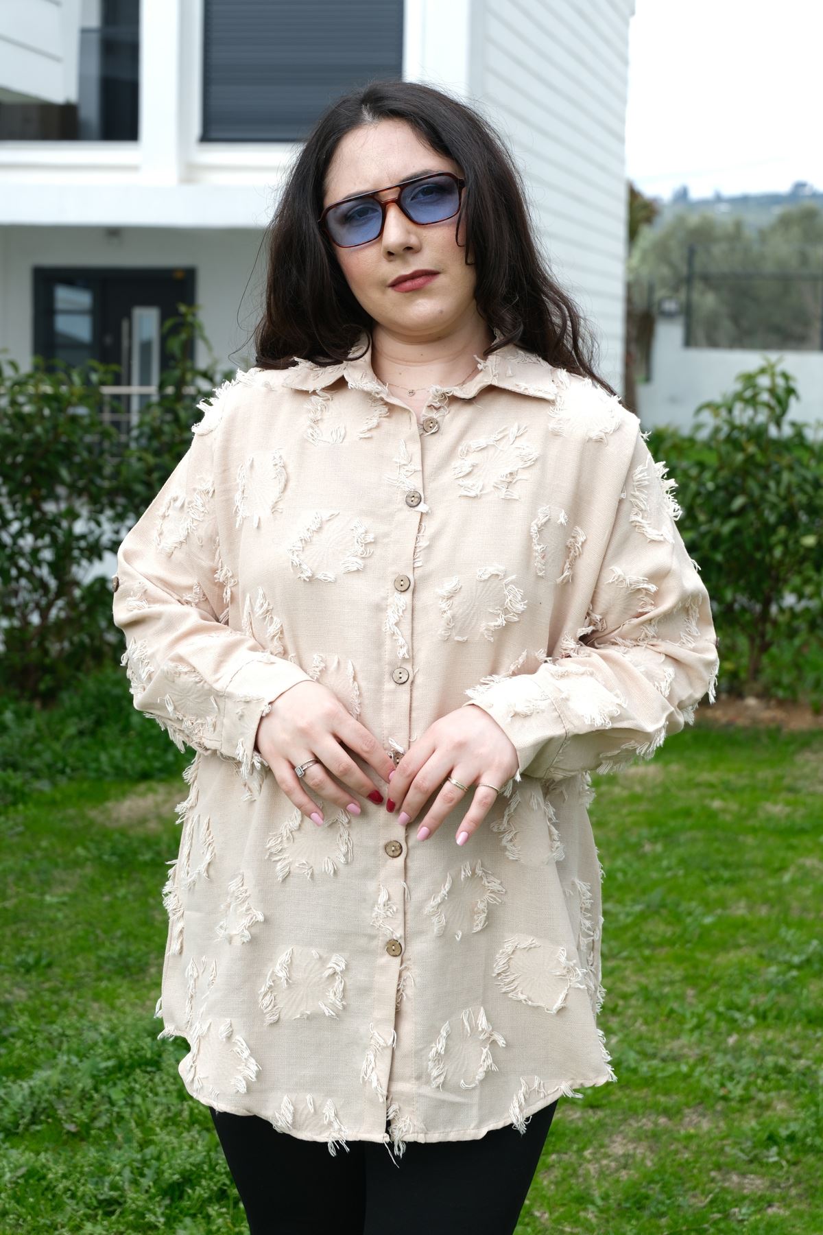 RENKTE BÜYÜK BEDEN DOKULU DÜĞMELİ KREM GÖMLEK