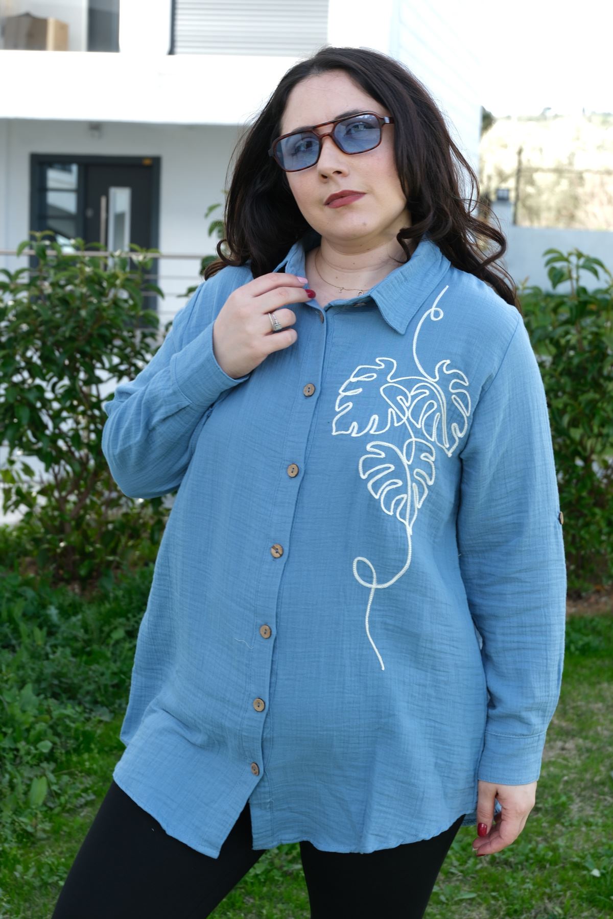 RENKTE BÜYÜK BEDEN NAKIŞLI MÜSLİN MAVİ GÖMLEK