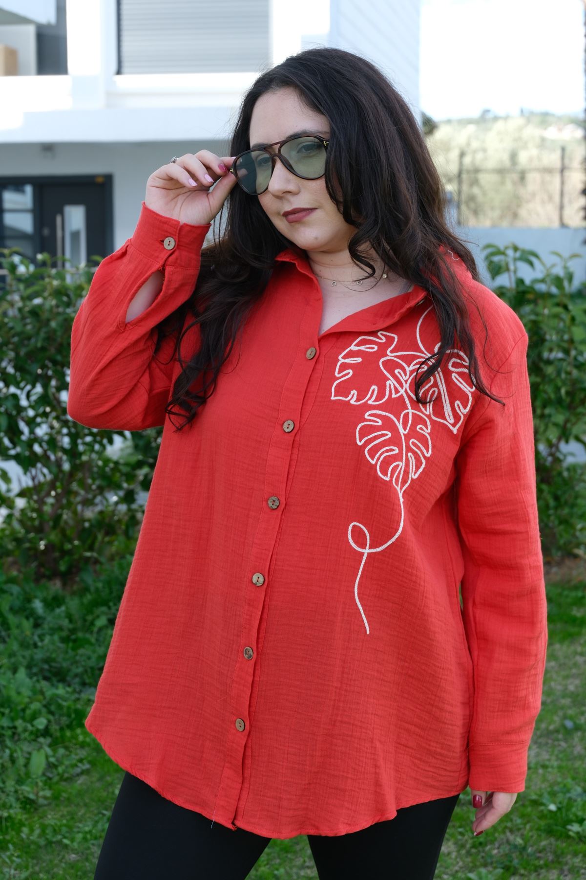 RENKTE BÜYÜK BEDEN NAKIŞLI MÜSLİN KIRMIZI GÖMLEK