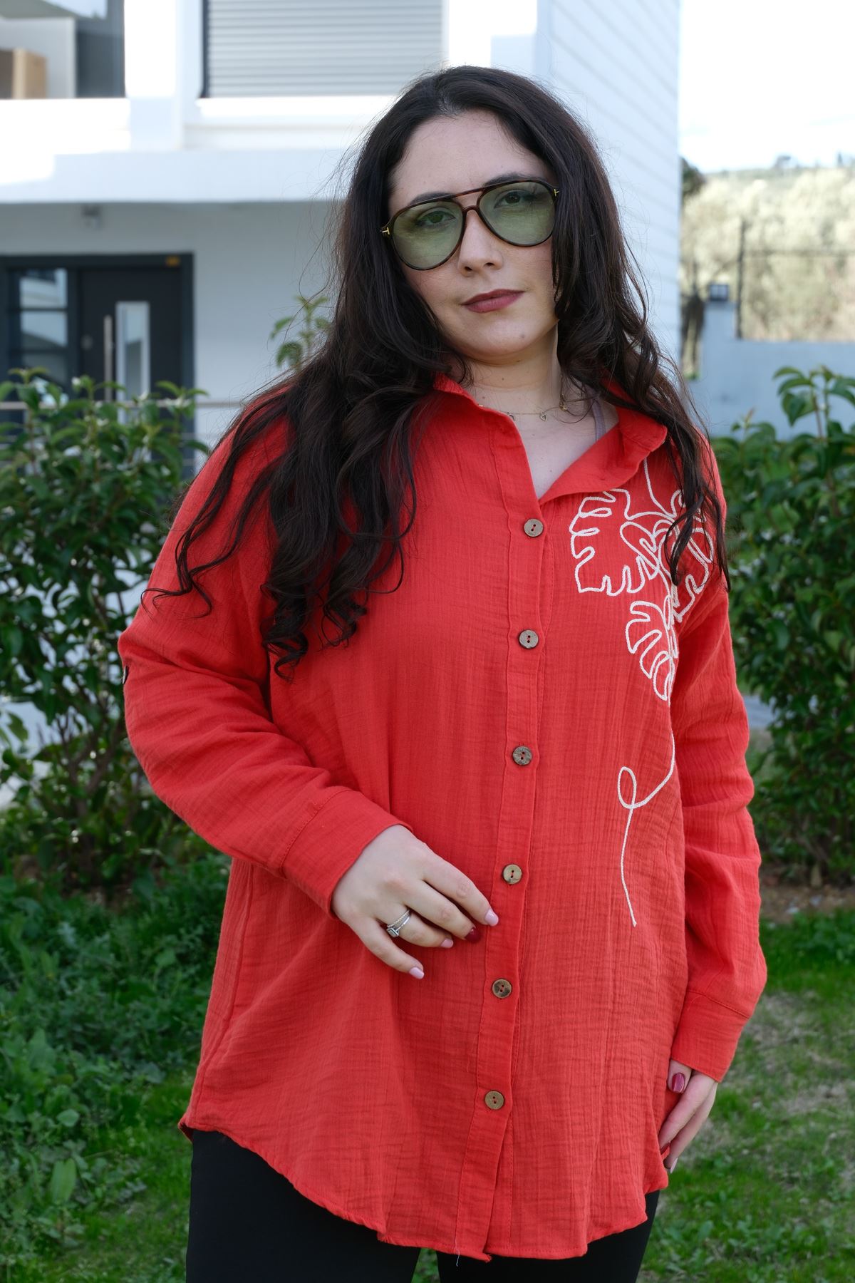 RENKTE BÜYÜK BEDEN NAKIŞLI MÜSLİN KIRMIZI GÖMLEK