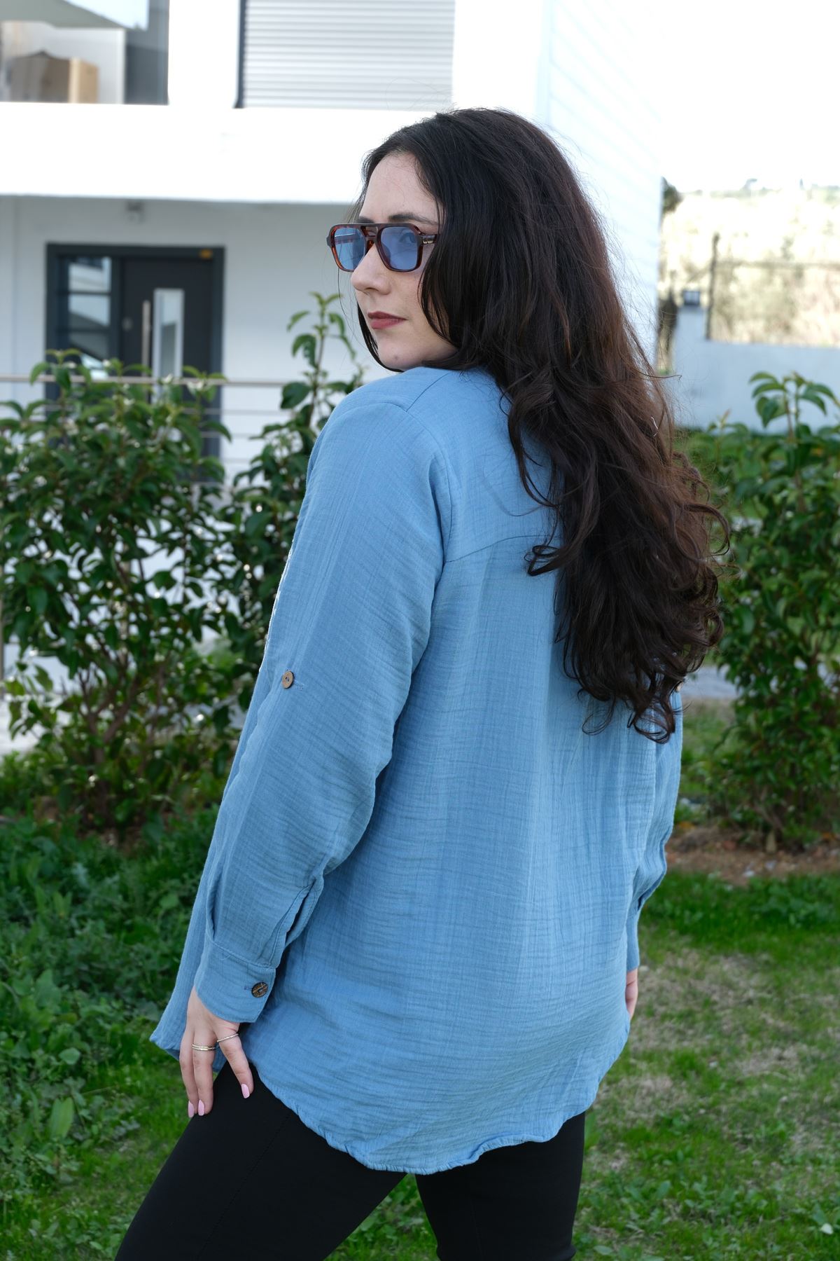 RENKTE BÜYÜK BEDEN NAKIŞLI MÜSLİN MAVİ GÖMLEK