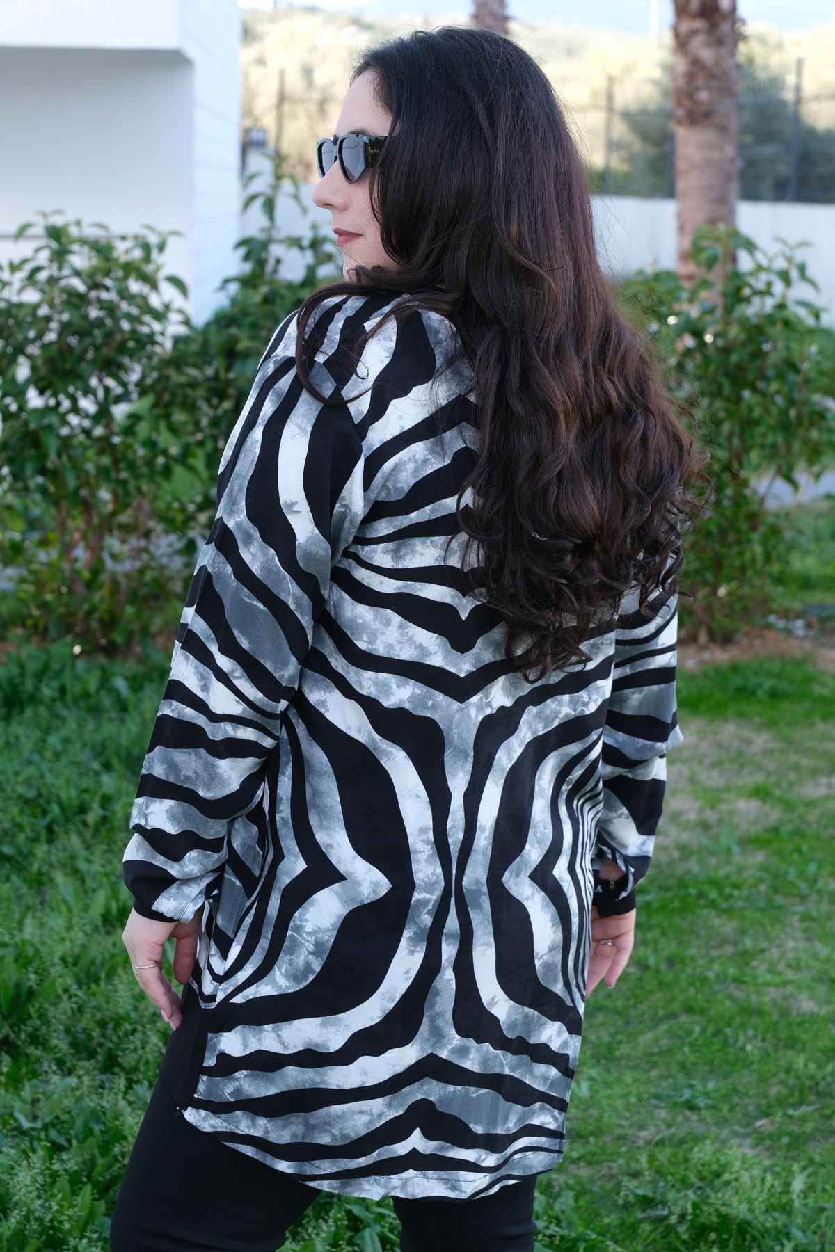 RENKTE BÜYÜK BEDEN SİYAH KOMBİNLİ DESENLİ TUNİK