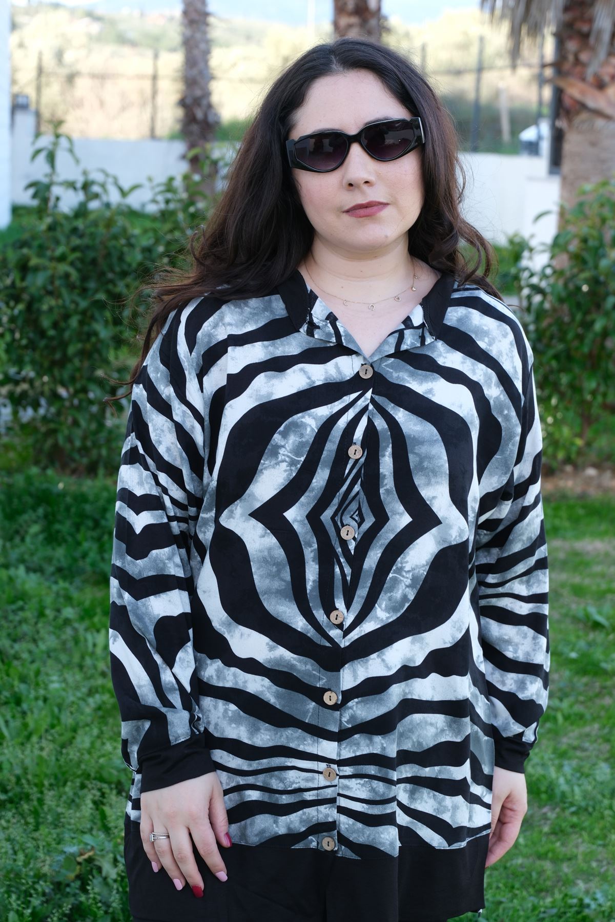 RENKTE BÜYÜK BEDEN SİYAH KOMBİNLİ DESENLİ TUNİK