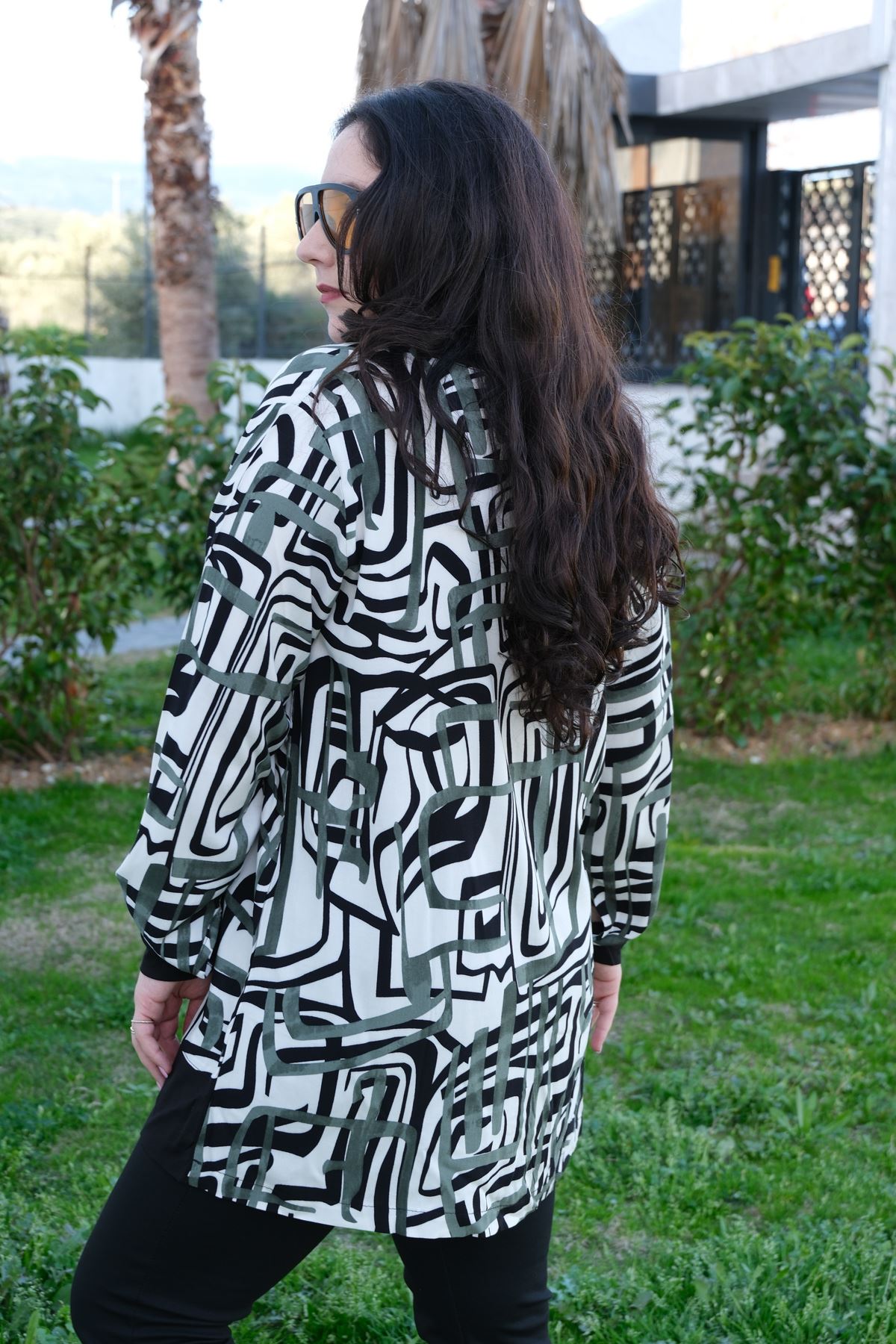 RENKTE BÜYÜK BEDEN SİYAH KOMBİNLİ DESENLİ TUNİK