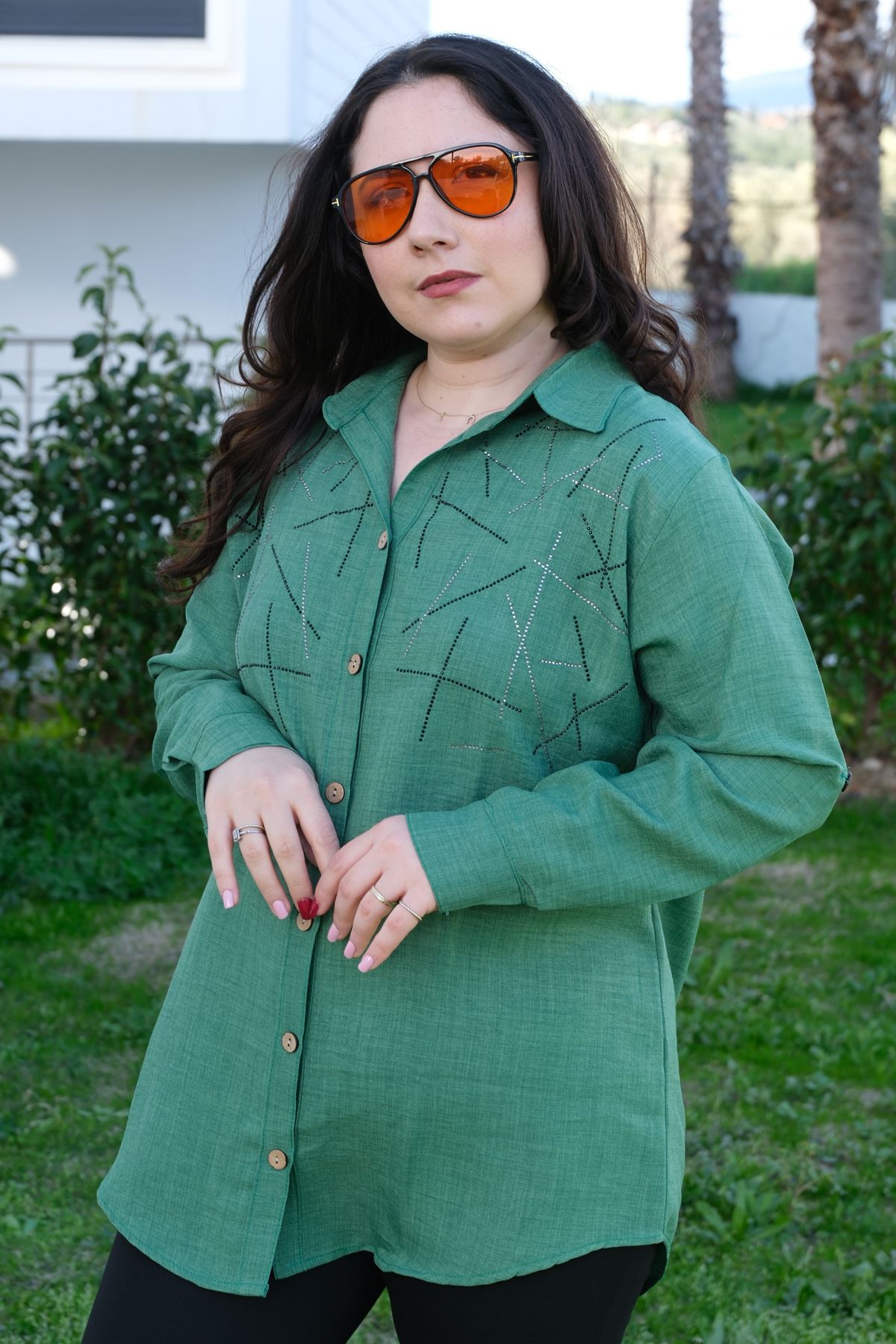 RENKTE BÜYÜK BEDEN TAŞ İŞLEMELİ YEŞİL KETEN GÖMLEK