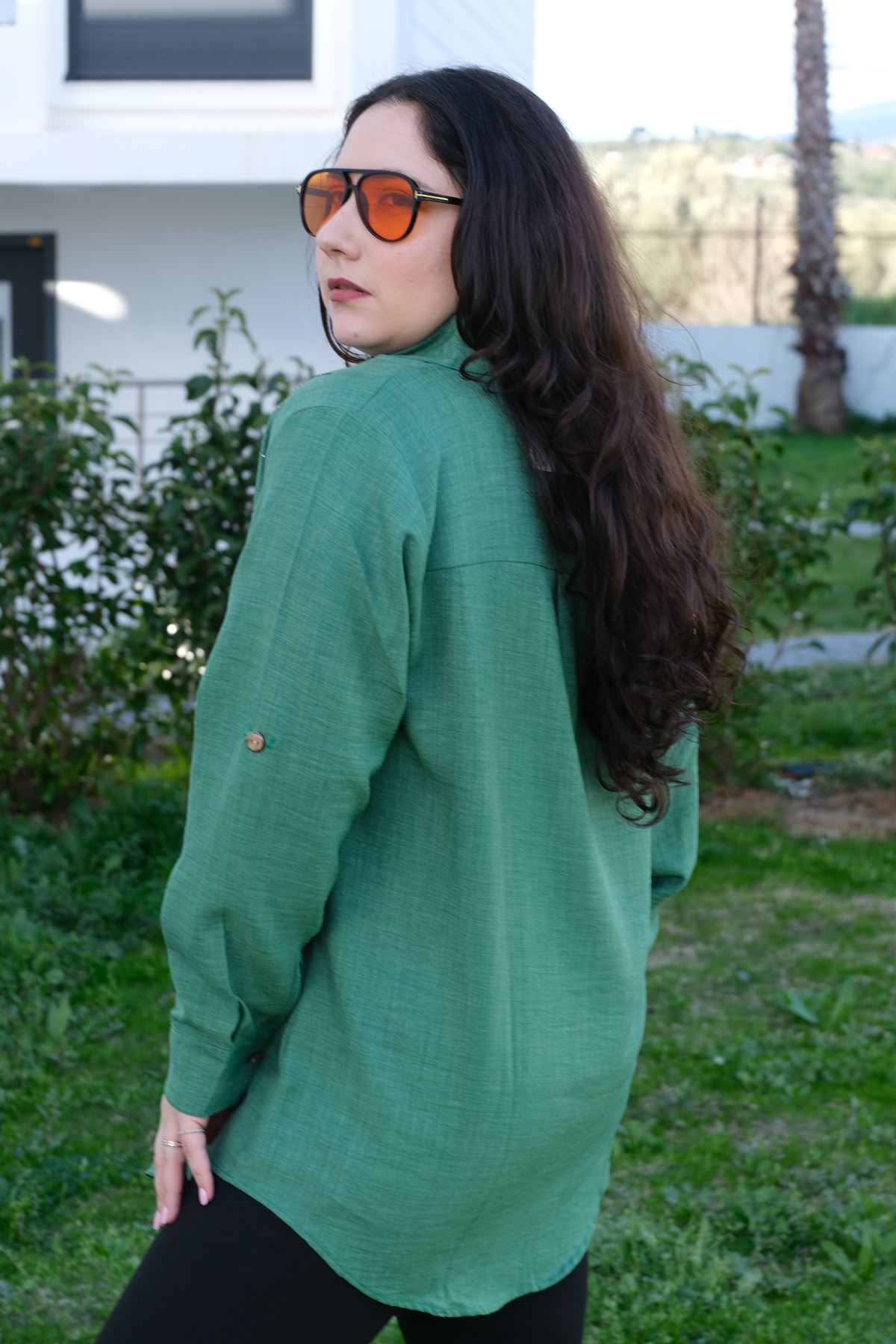 RENKTE BÜYÜK BEDEN TAŞ İŞLEMELİ YEŞİL KETEN GÖMLEK