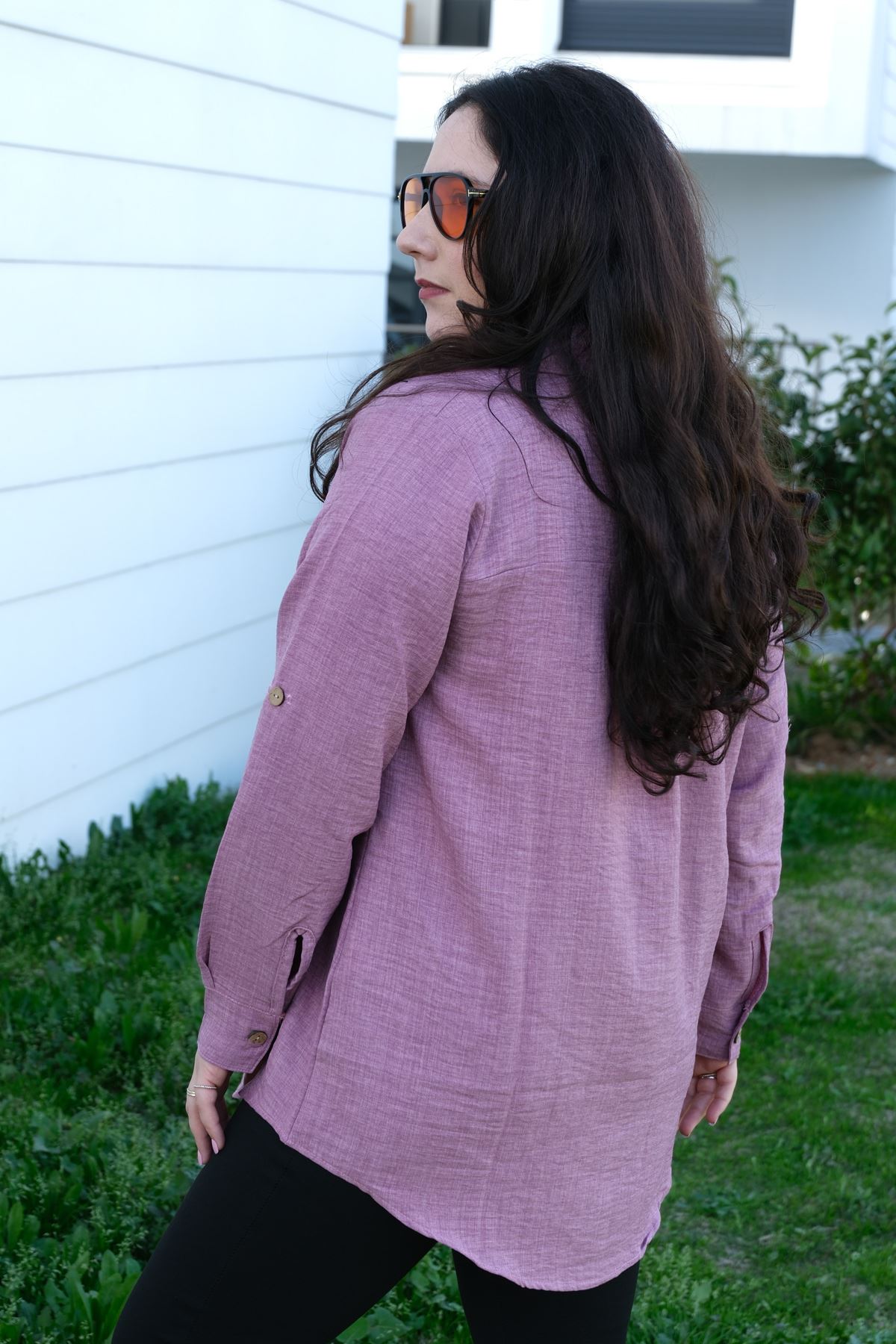 RENKTE BÜYÜK BEDEN TAŞ İŞLEMELİ LİLA KETEN GÖMLEK