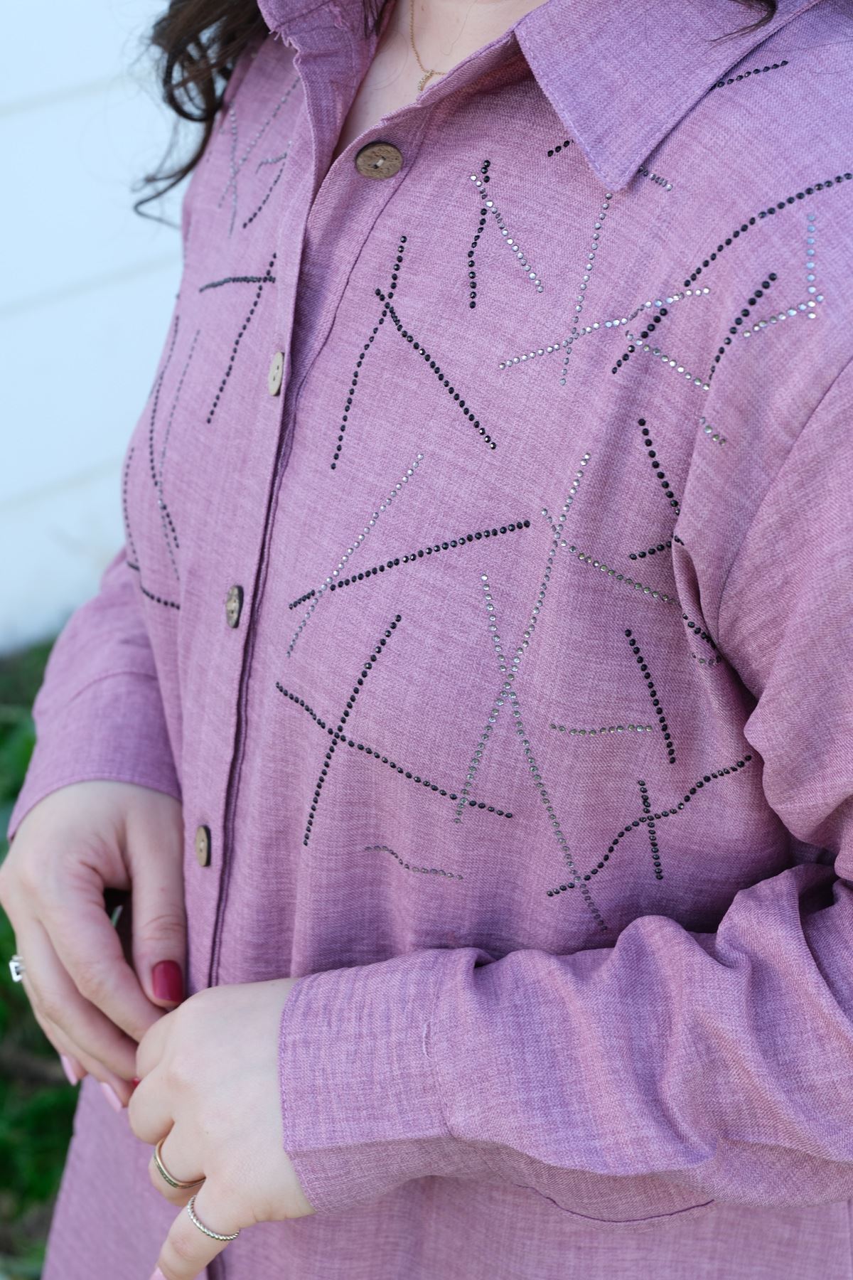 RENKTE BÜYÜK BEDEN TAŞ İŞLEMELİ LİLA KETEN GÖMLEK