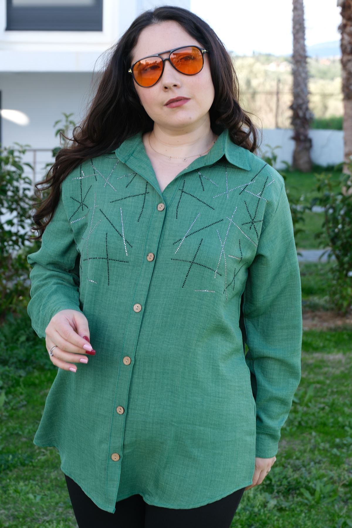 RENKTE BÜYÜK BEDEN TAŞ İŞLEMELİ YEŞİL KETEN GÖMLEK