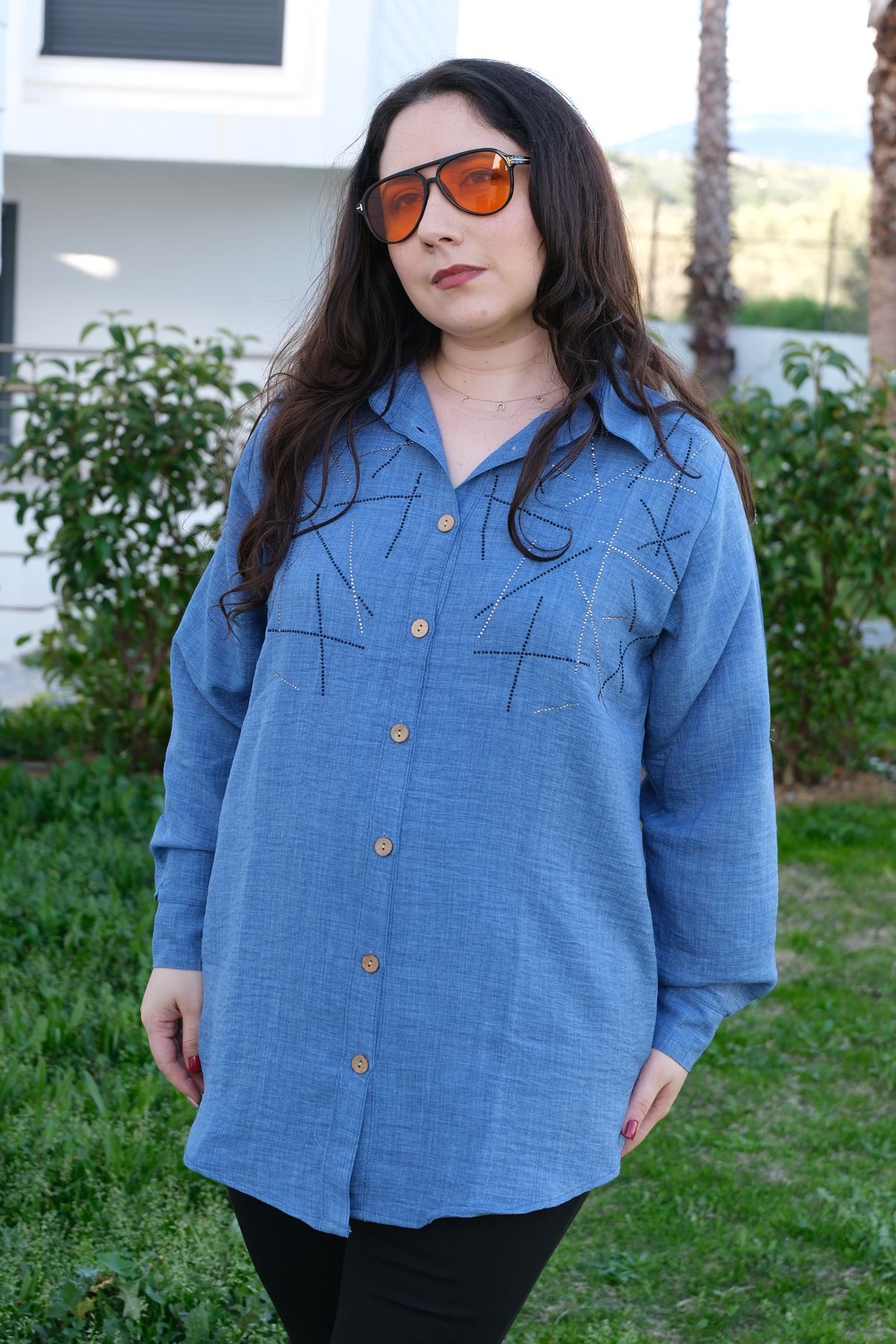 RENKTE BÜYÜK BEDEN TAŞ İŞLEMELİ İNDİGO KETEN GÖMLEK