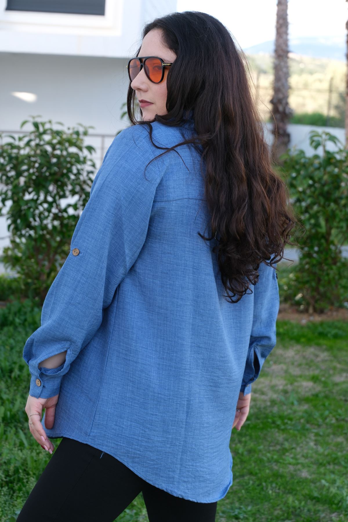 RENKTE BÜYÜK BEDEN TAŞ İŞLEMELİ İNDİGO KETEN GÖMLEK