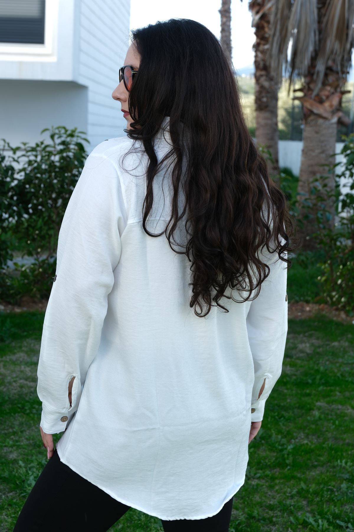 RENKTE BÜYÜK BEDEN TAŞ İŞLEMELİ BEYAZ KETEN GÖMLEK