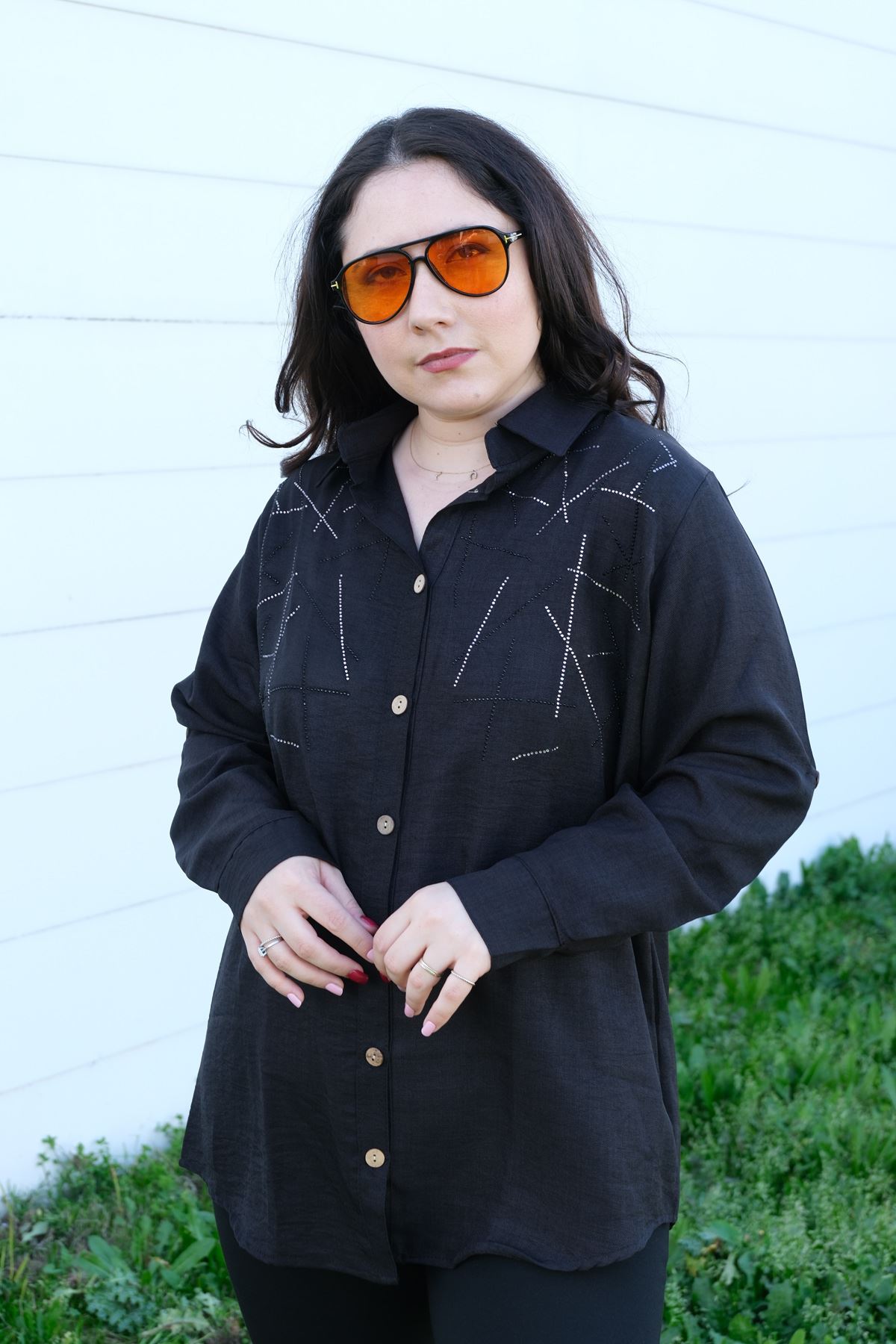 RENKTE BÜYÜK BEDEN TAŞ İŞLEMELİ SİYAH KETEN GÖMLEK