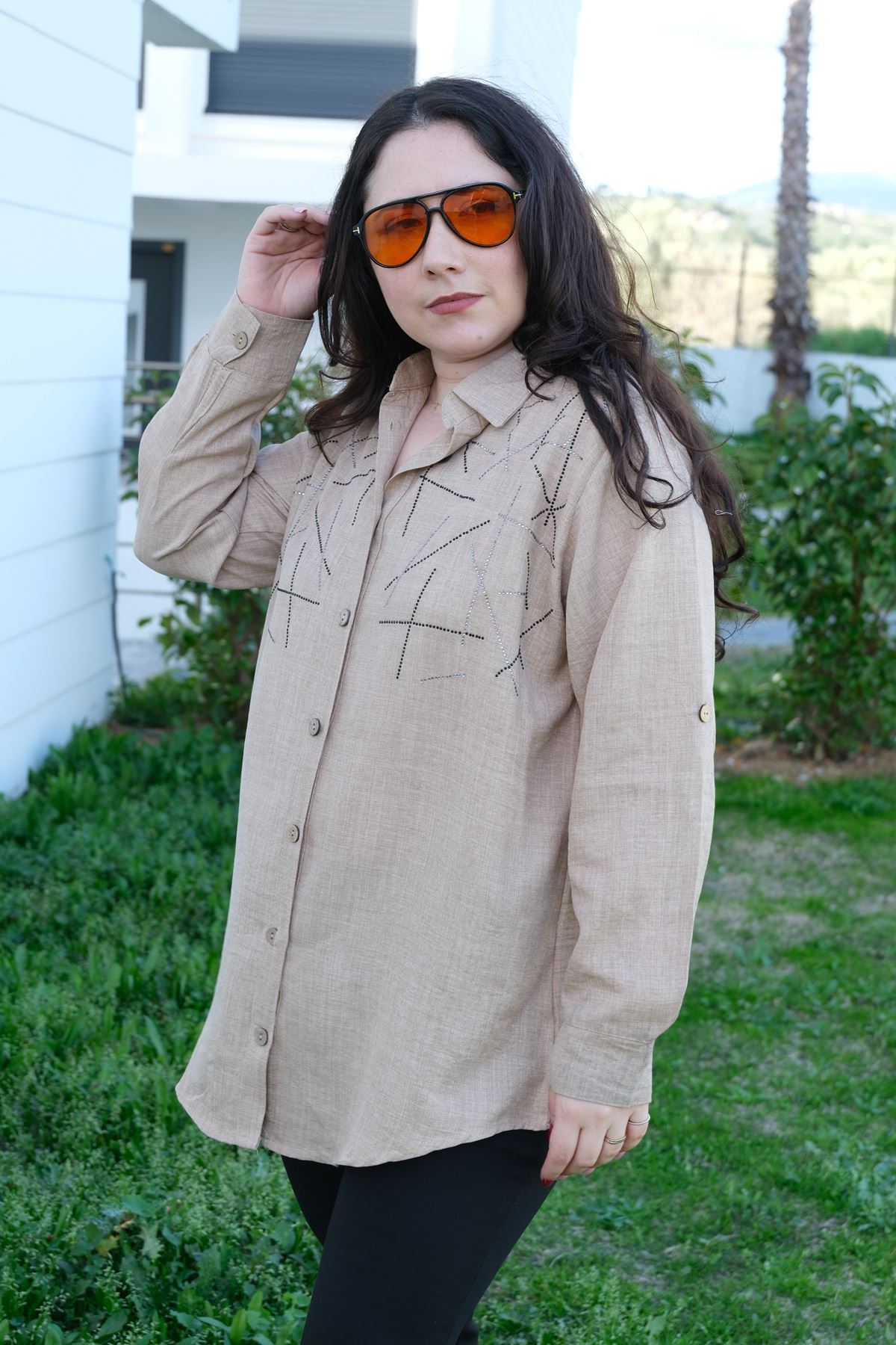 RENKTE BÜYÜK BEDEN TAŞ İŞLEMELİ VİZON KETEN GÖMLEK