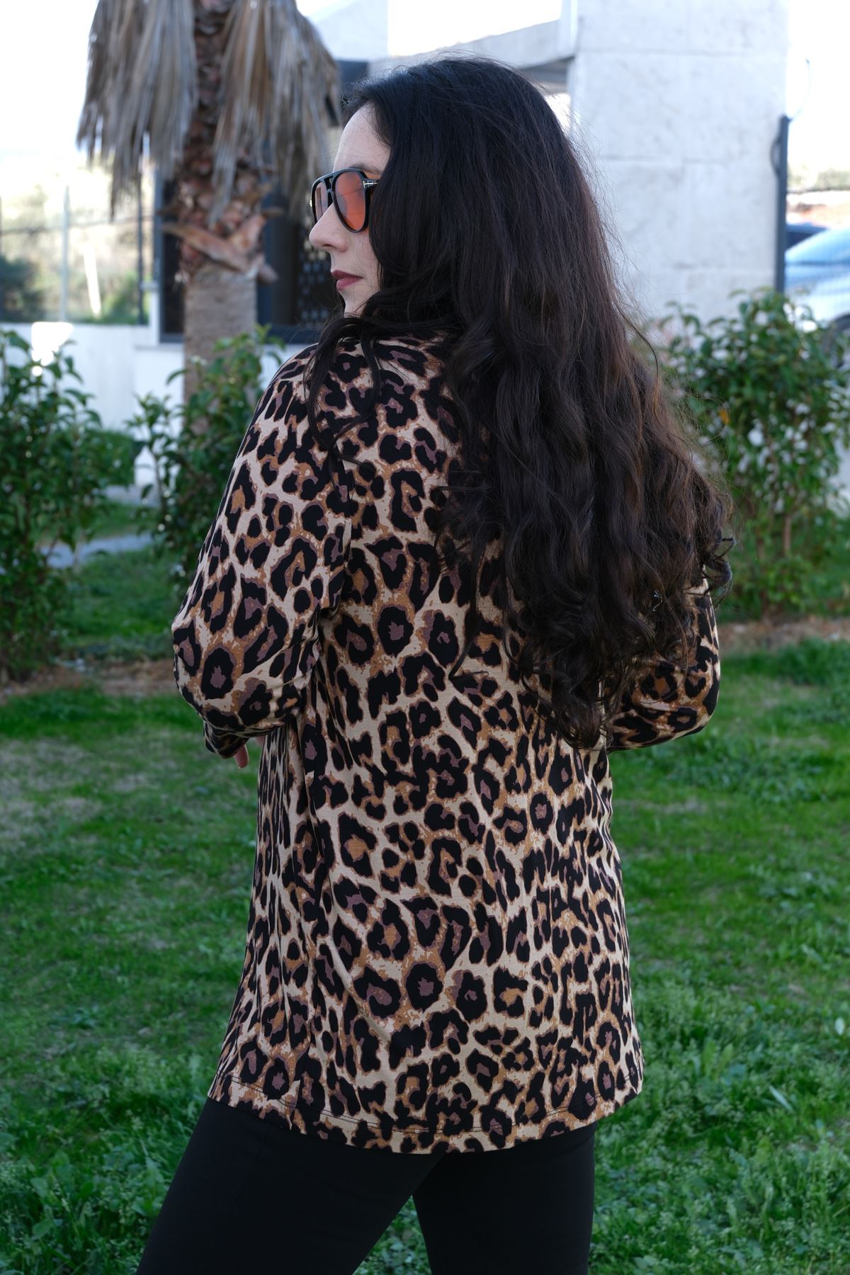 RENKTE BÜYÜK BEDEN DESENLİ KAPRİ KOL DÜĞMELİ BLUZ