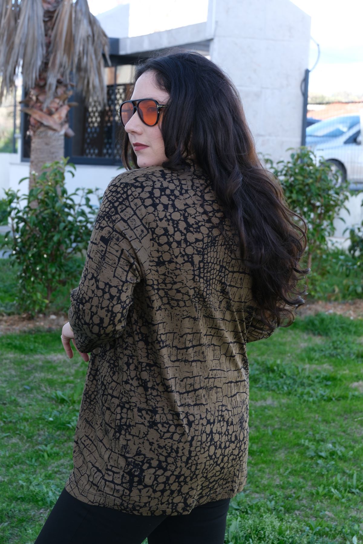 RENKTE BÜYÜK BEDEN DESENLİ KAPRİ KOL DÜĞMELİ BLUZ