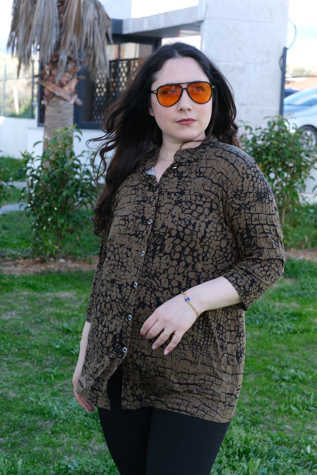 RENKTE BÜYÜK BEDEN DESENLİ KAPRİ KOL DÜĞMELİ BLUZ