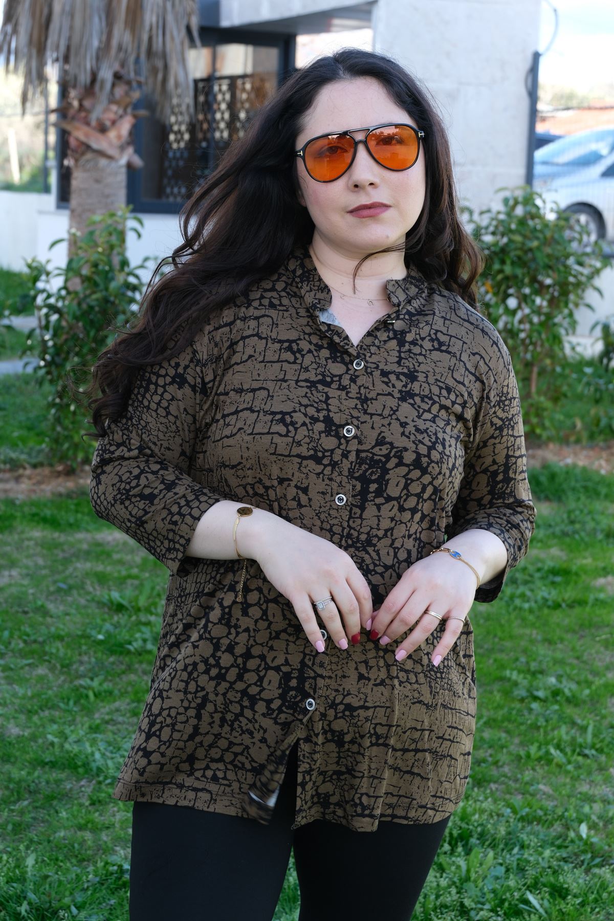 RENKTE BÜYÜK BEDEN DESENLİ KAPRİ KOL DÜĞMELİ BLUZ