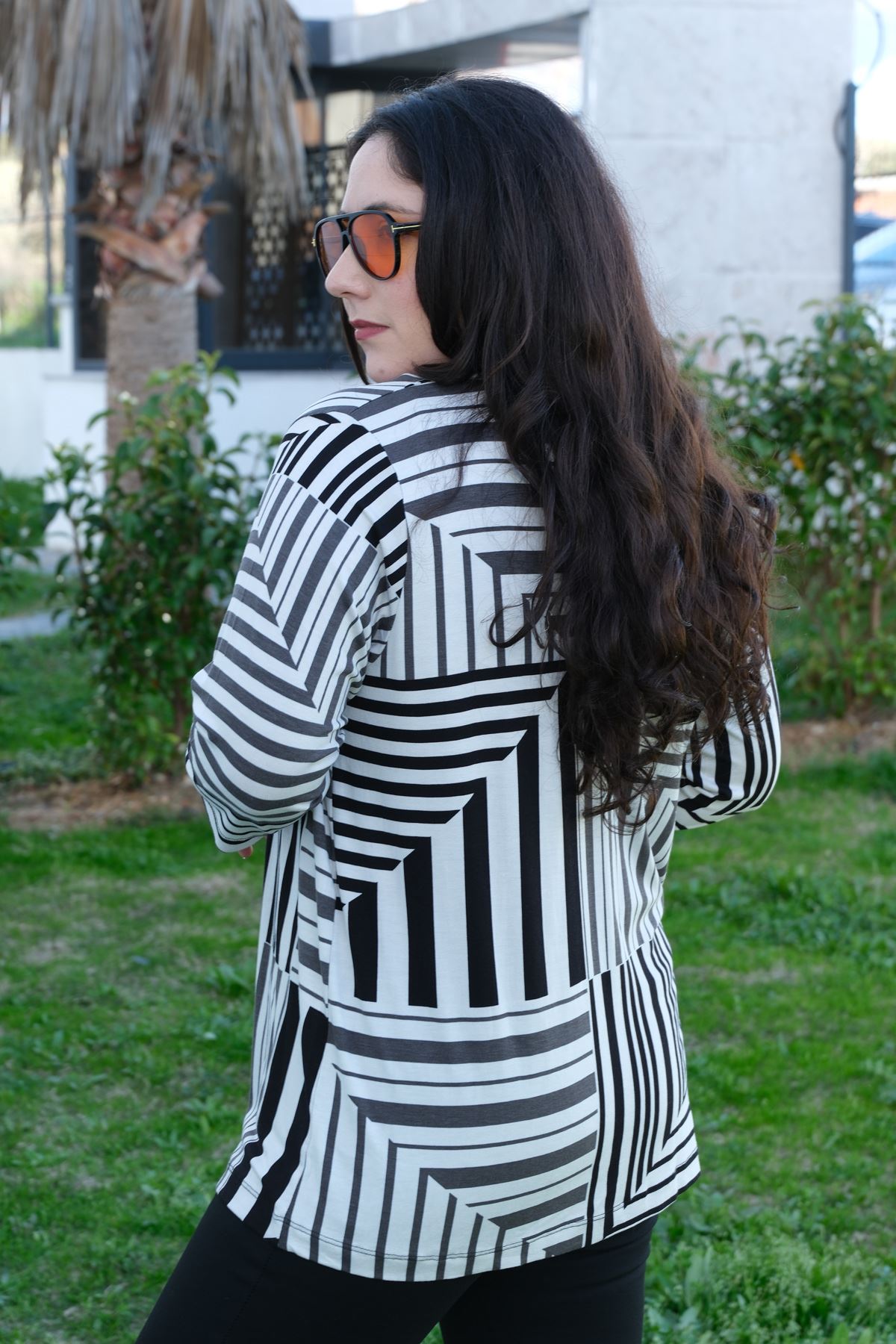 RENKTE BÜYÜK BEDEN DESENLİ KAPRİ KOL DÜĞMELİ BLUZ