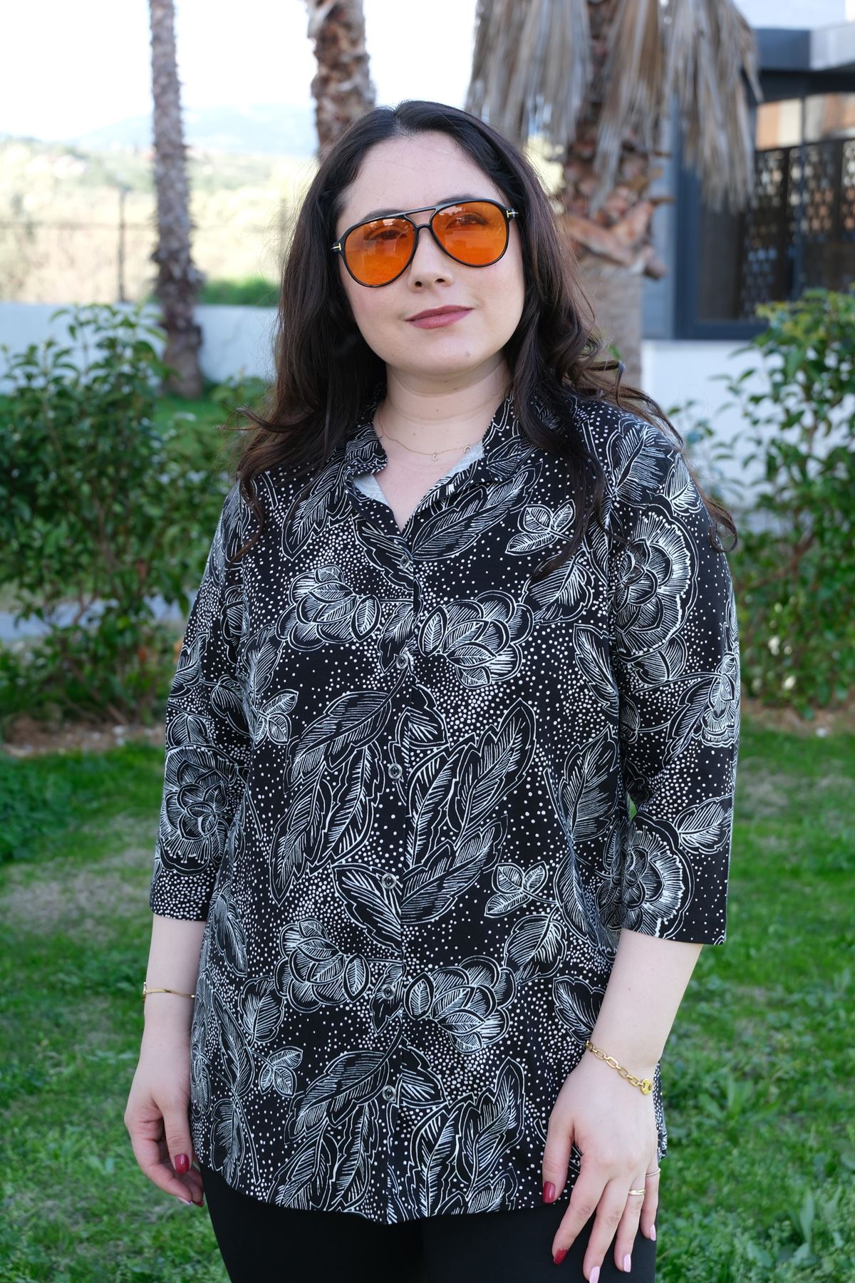 RENKTE BÜYÜK BEDEN DESENLİ KAPRİ KOL DÜĞMELİ BLUZ