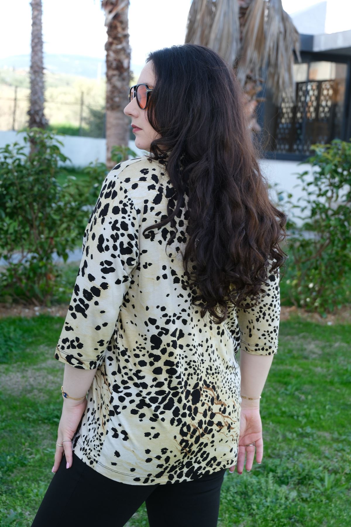 RENKTE BÜYÜK BEDEN DESENLİ KAPRİ KOL DÜĞMELİ BLUZ