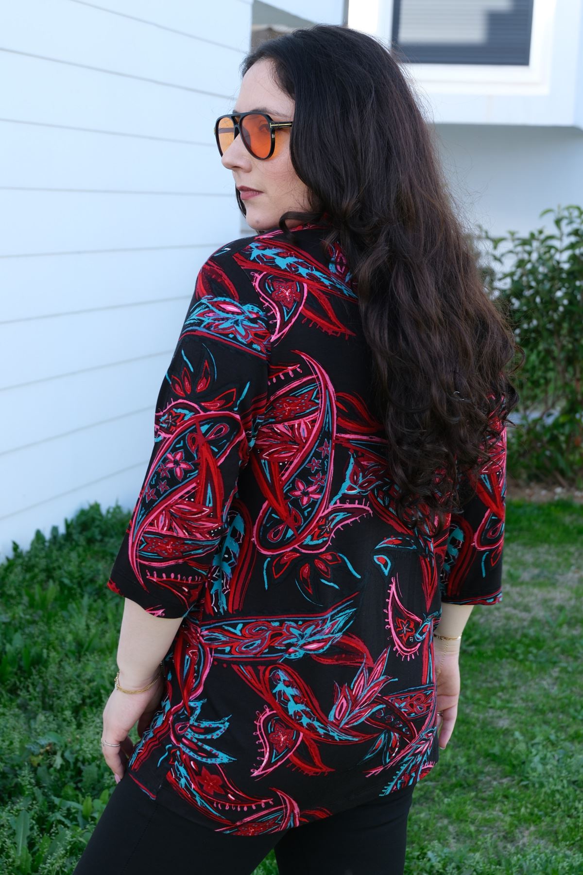 RENKTE BÜYÜK BEDEN DESENLİ KAPRİ KOL DÜĞMELİ BLUZ