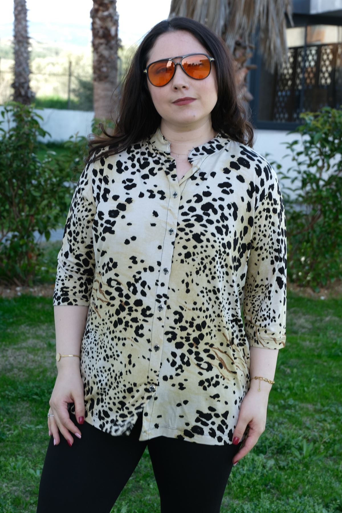 RENKTE BÜYÜK BEDEN DESENLİ KAPRİ KOL DÜĞMELİ BLUZ