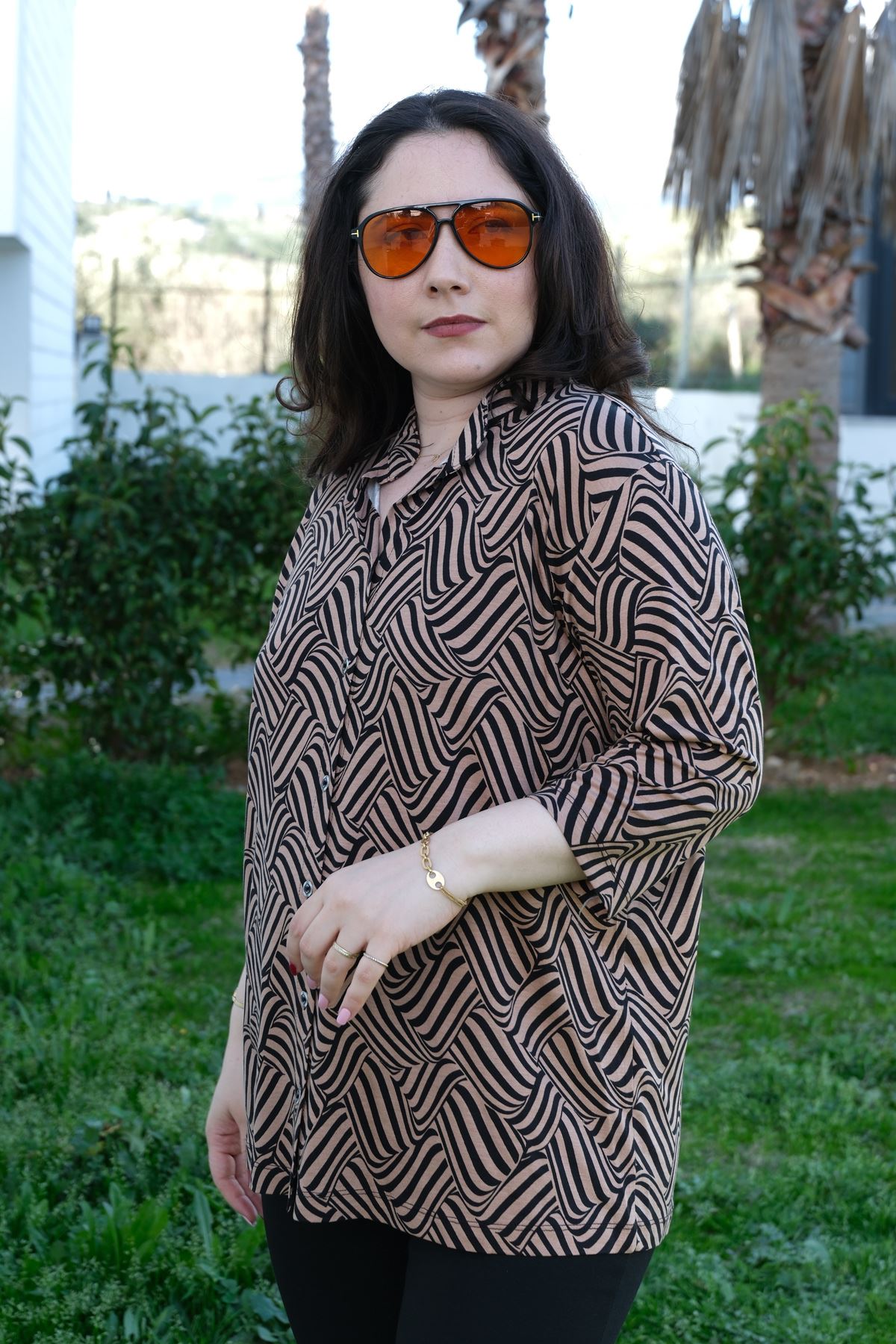 RENKTE BÜYÜK BEDEN DESENLİ KAPRİ KOL DÜĞMELİ BLUZ