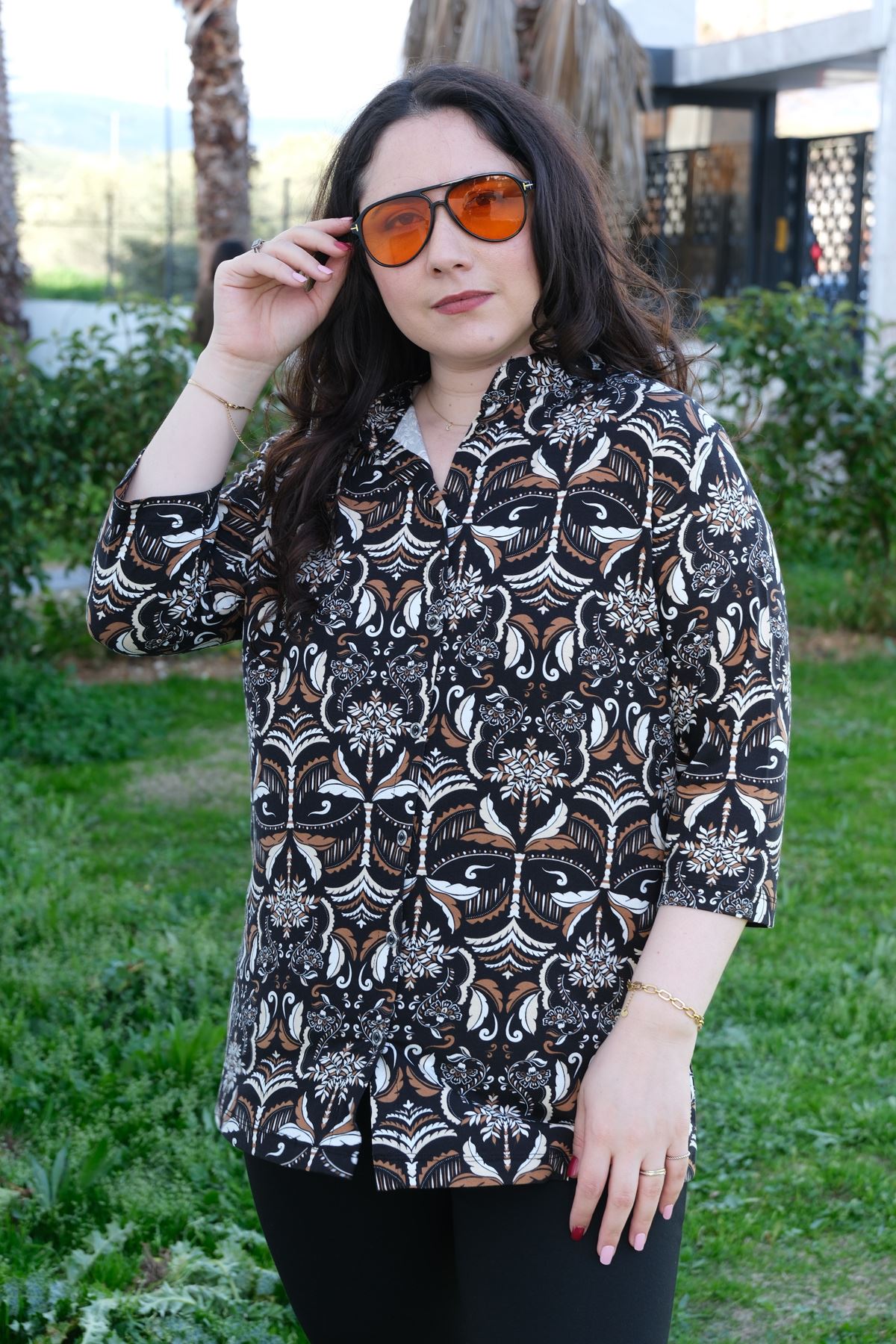 RENKTE BÜYÜK BEDEN DESENLİ KAPRİ KOL DÜĞMELİ BLUZ