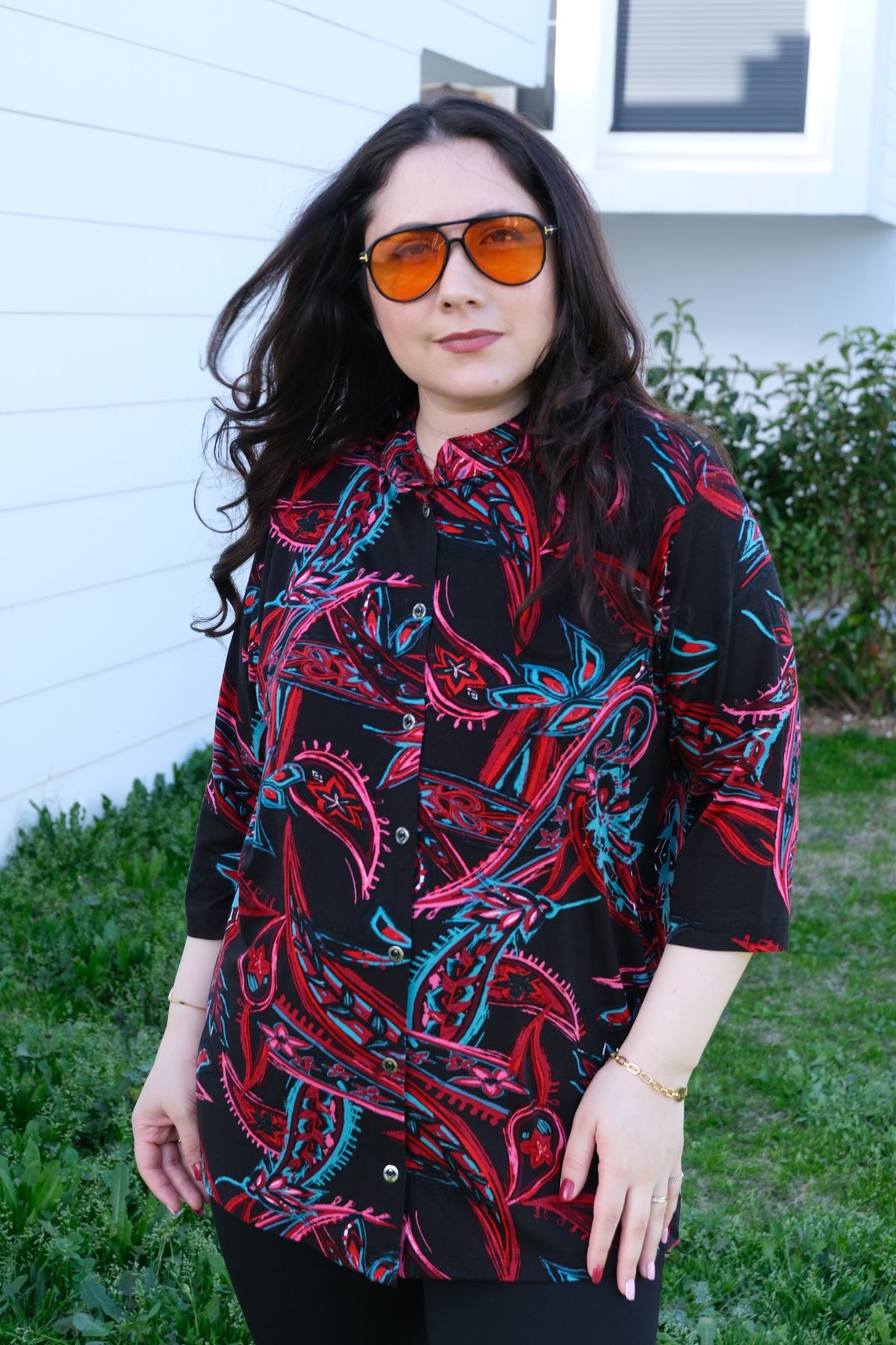 RENKTE BÜYÜK BEDEN DESENLİ KAPRİ KOL DÜĞMELİ BLUZ