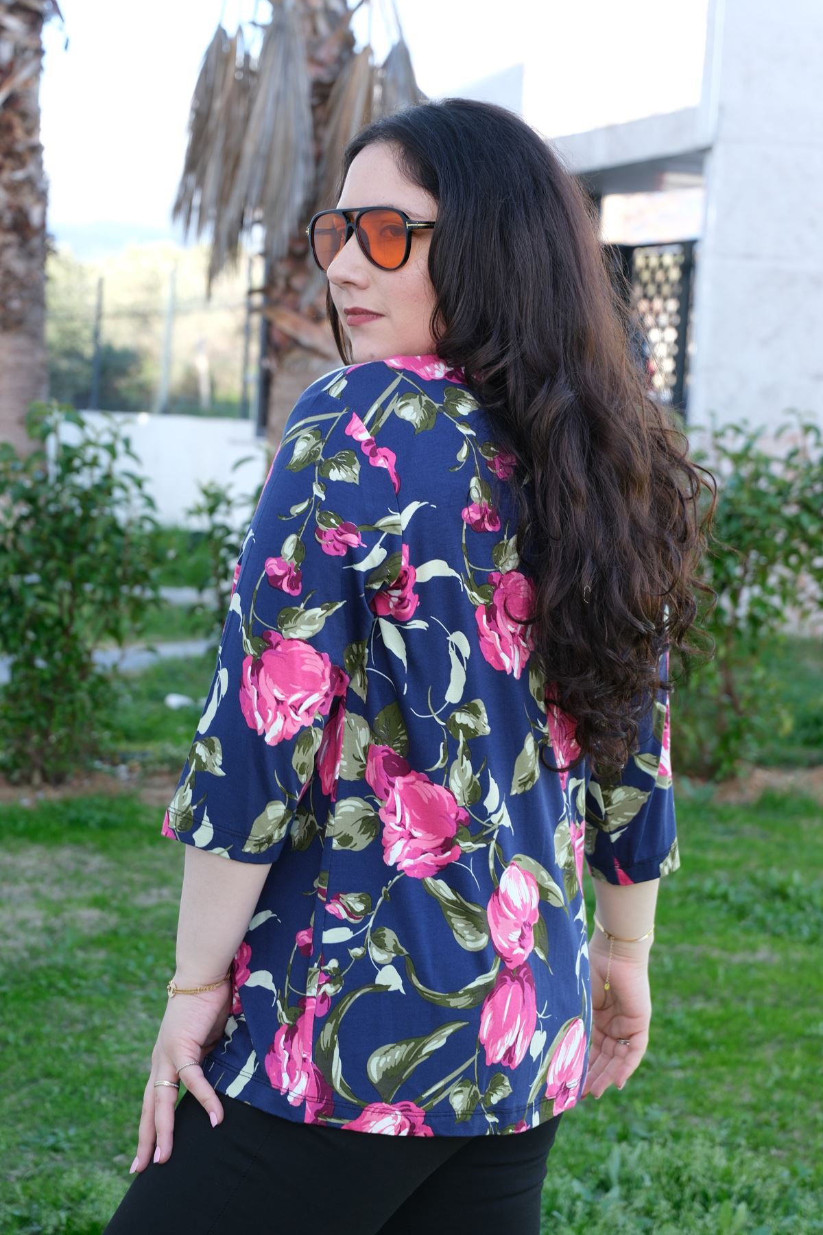 RENKTE BÜYÜK BEDEN DESENLİ KAPRİ KOL DÜĞMELİ BLUZ