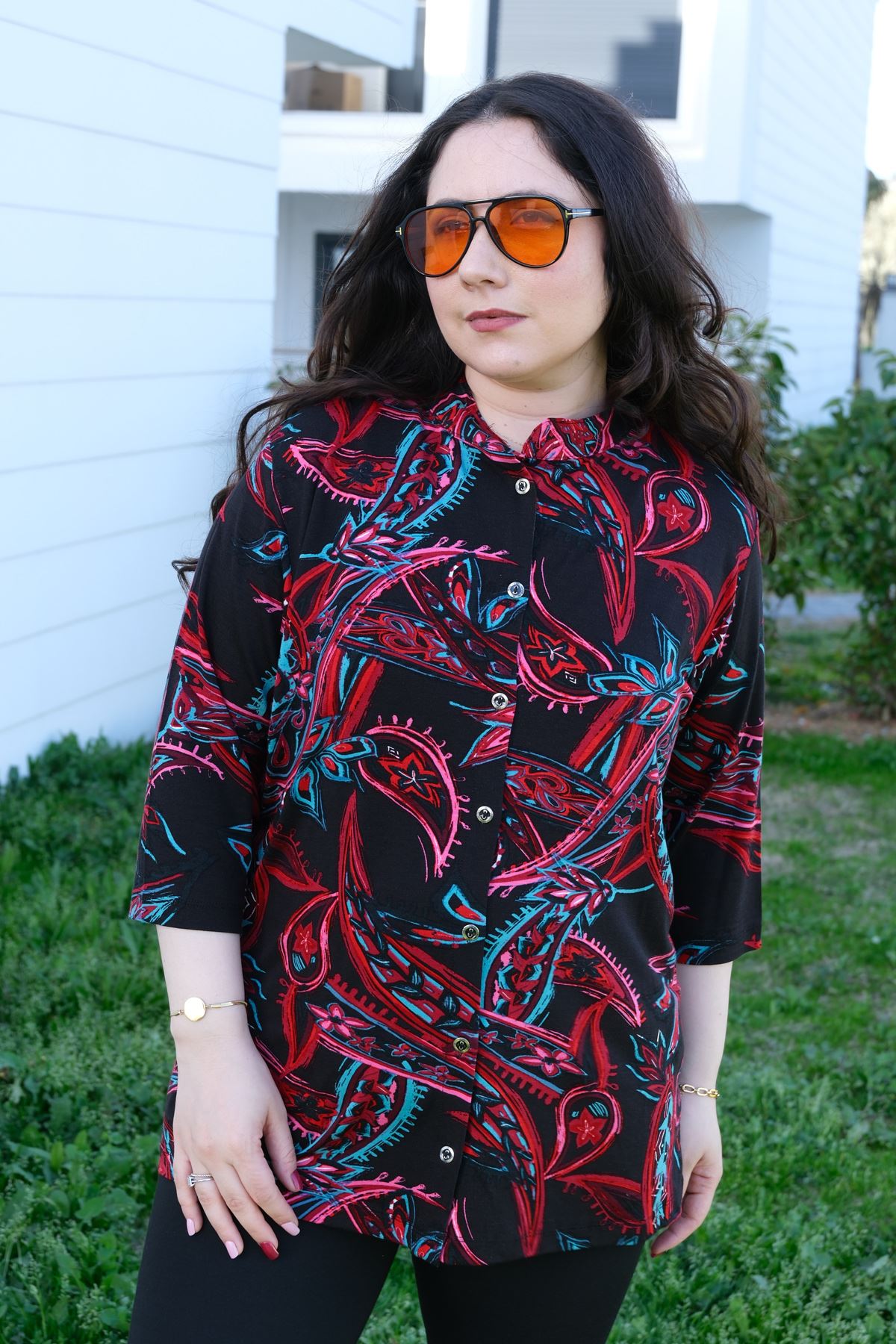 RENKTE BÜYÜK BEDEN DESENLİ KAPRİ KOL DÜĞMELİ BLUZ