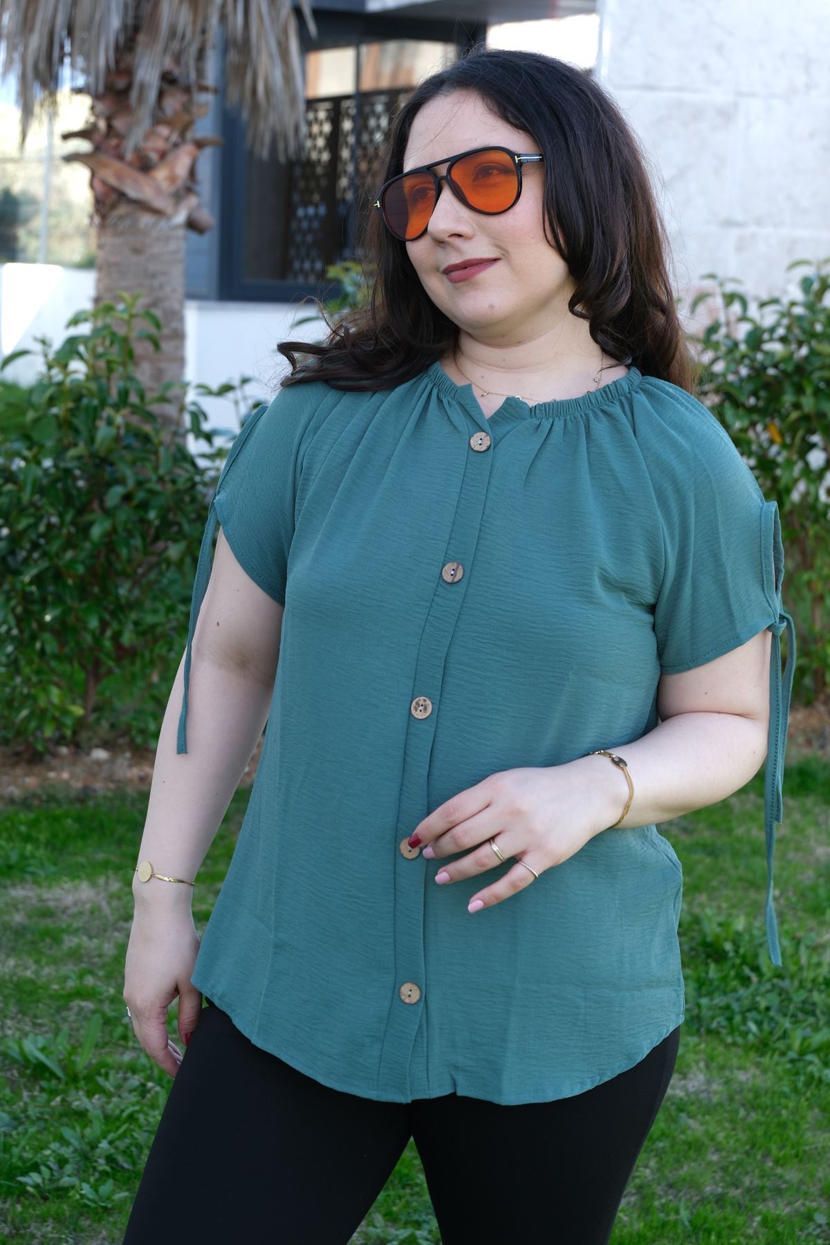 RENKTE BÜYÜK BEDEN KOL BAĞLAMALI YEŞİL BLUZ