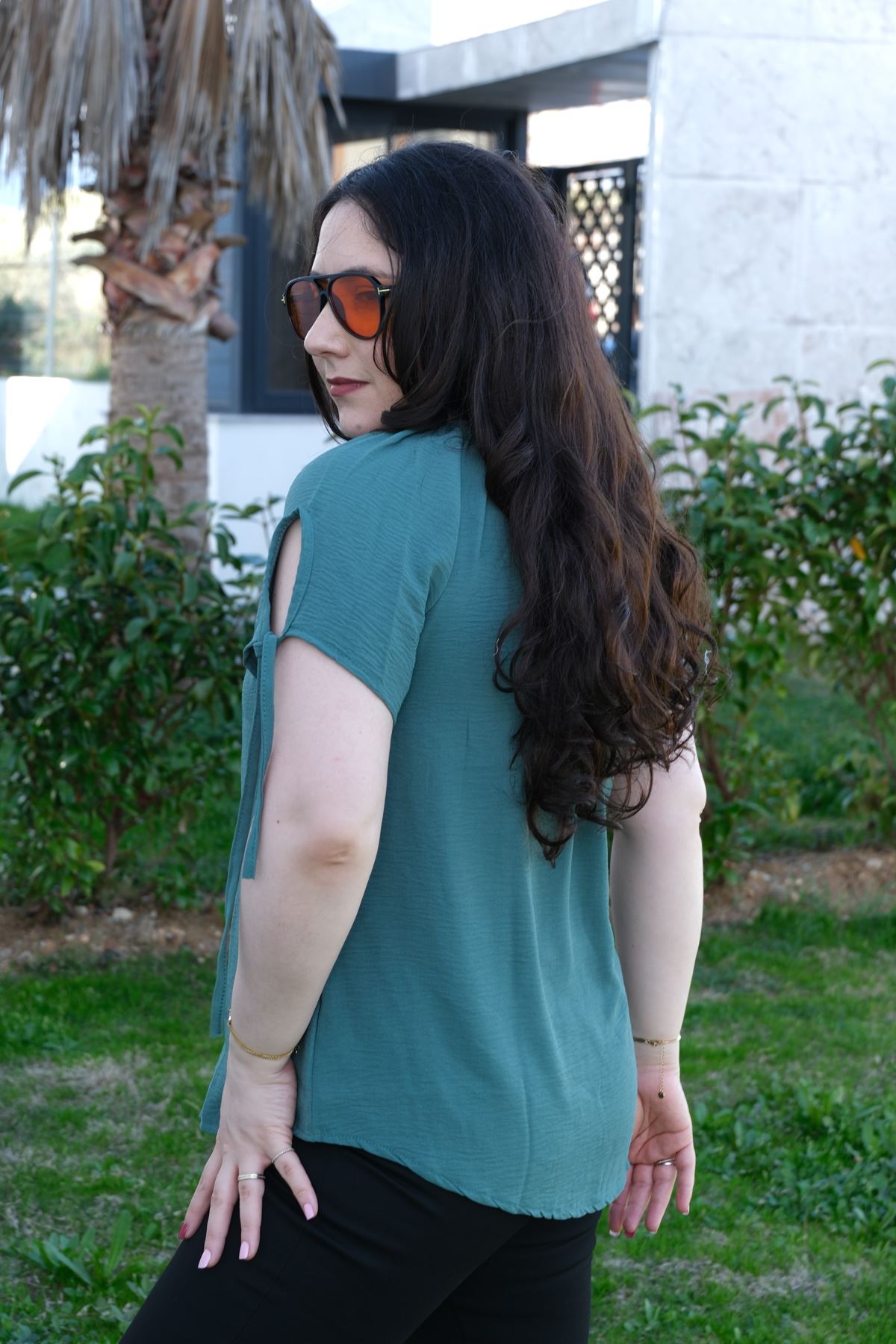 RENKTE BÜYÜK BEDEN KOL BAĞLAMALI YEŞİL BLUZ