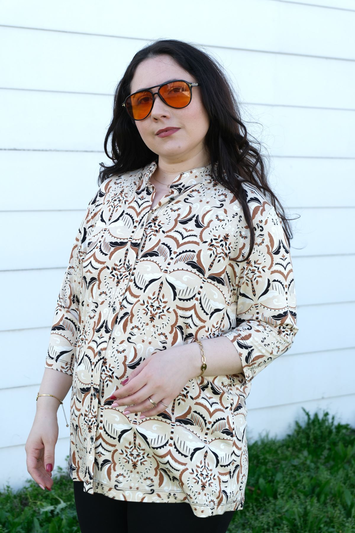 RENKTE BÜYÜK BEDEN DESENLİ KAPRİ KOL DÜĞMELİ BLUZ